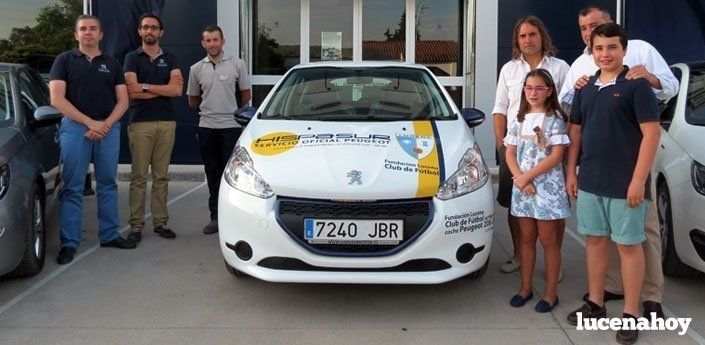  La Fundación Lucena CF entrega el coche cuyo sorteo ha permitido sufragar los desplazamientos 