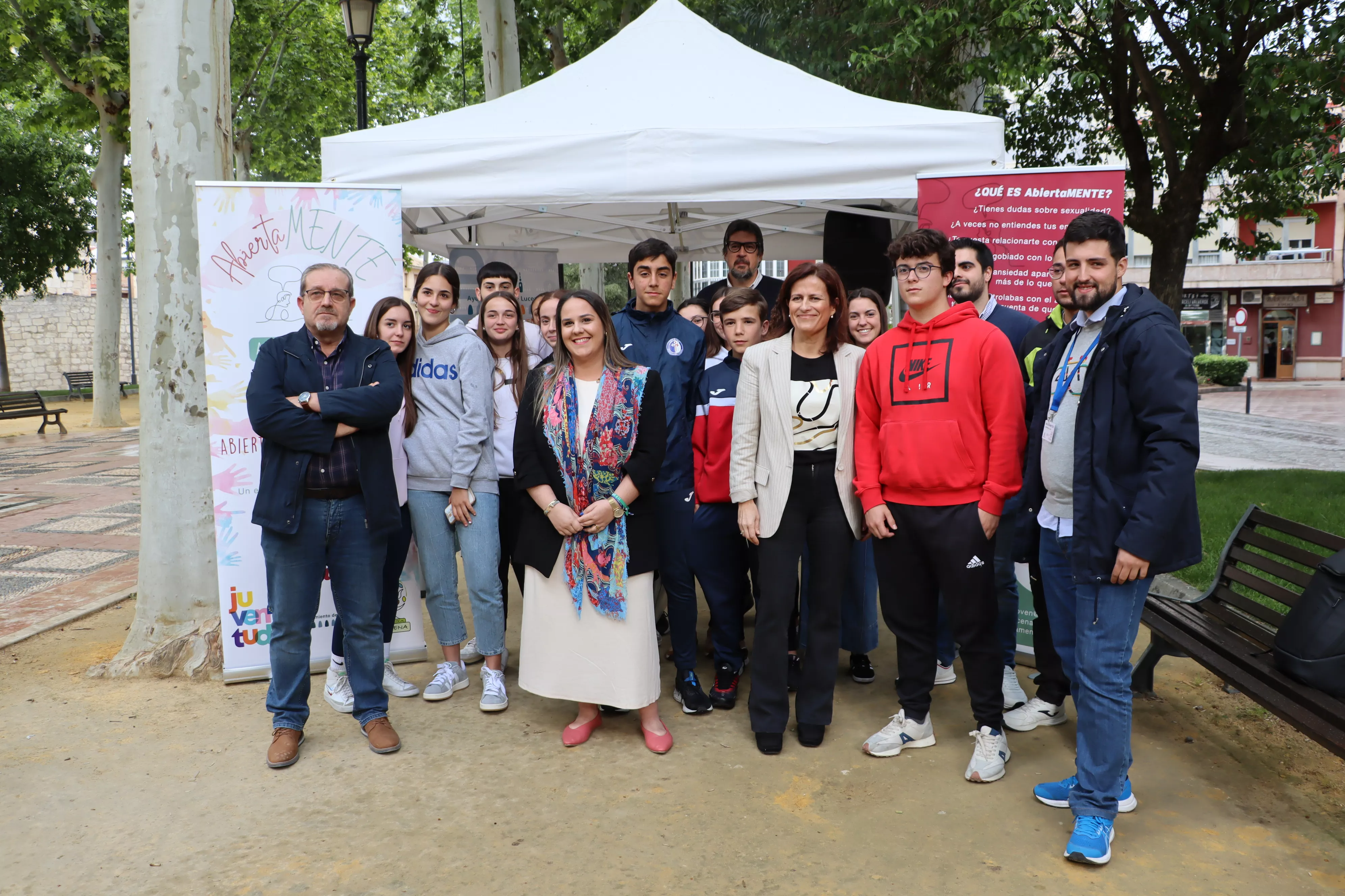 Presentación del proyecto de asesoría juvenil "AbiertaMente" en el Paseo del Coso