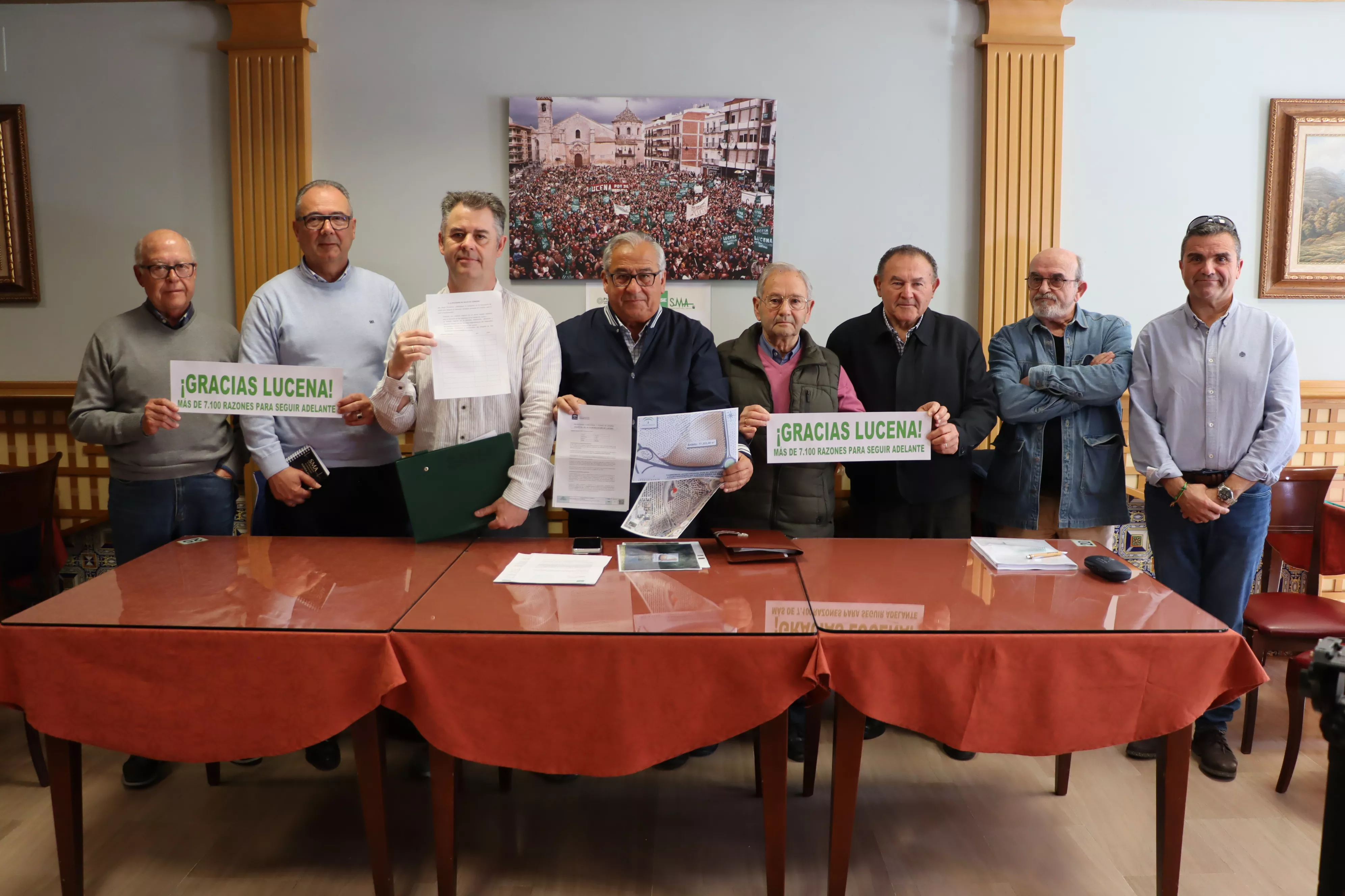 Representantes de los distintos colectivos ciudadanos y sindicatos durante la rueda de prensa de esta mañana