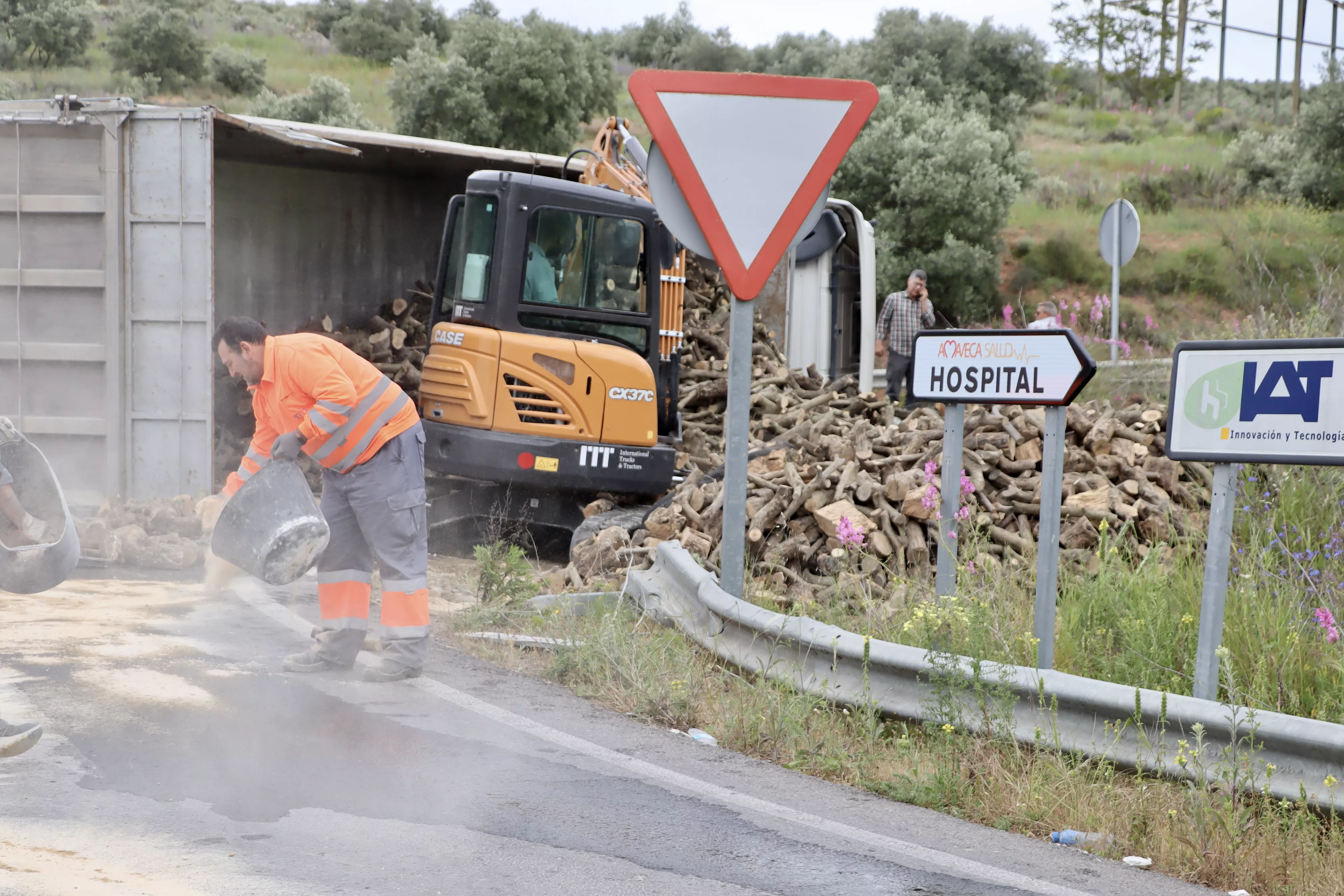 Vuelca un camión cargado de leña en Lucena