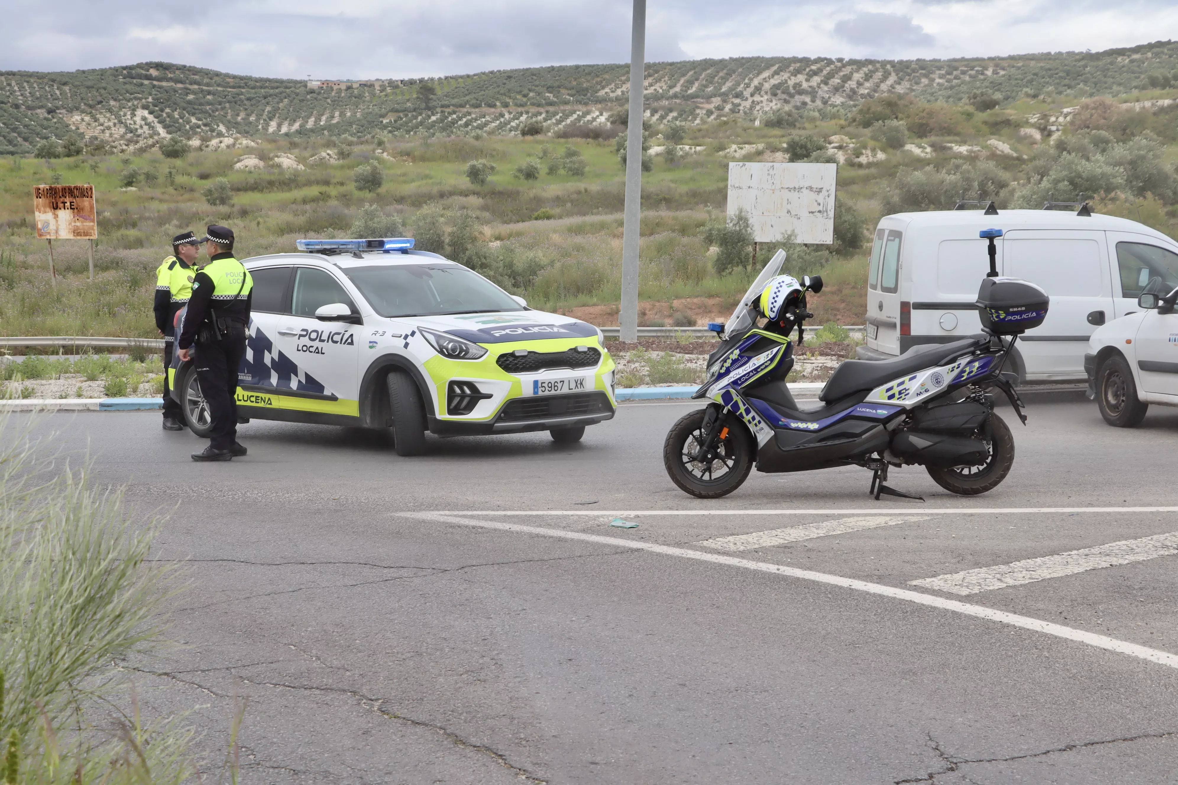 Vuelca un camión cargado de leña en Lucena