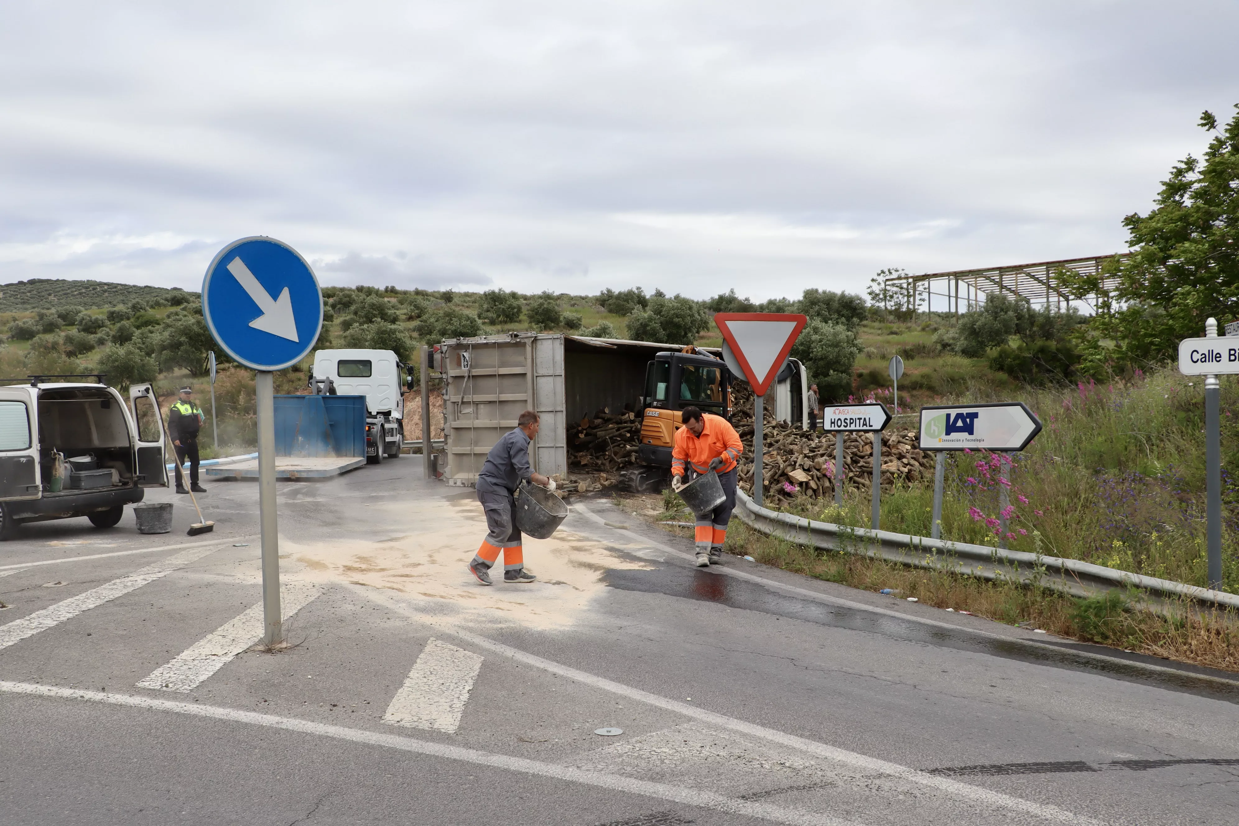 Vuelca un camión cargado de leña en Lucena