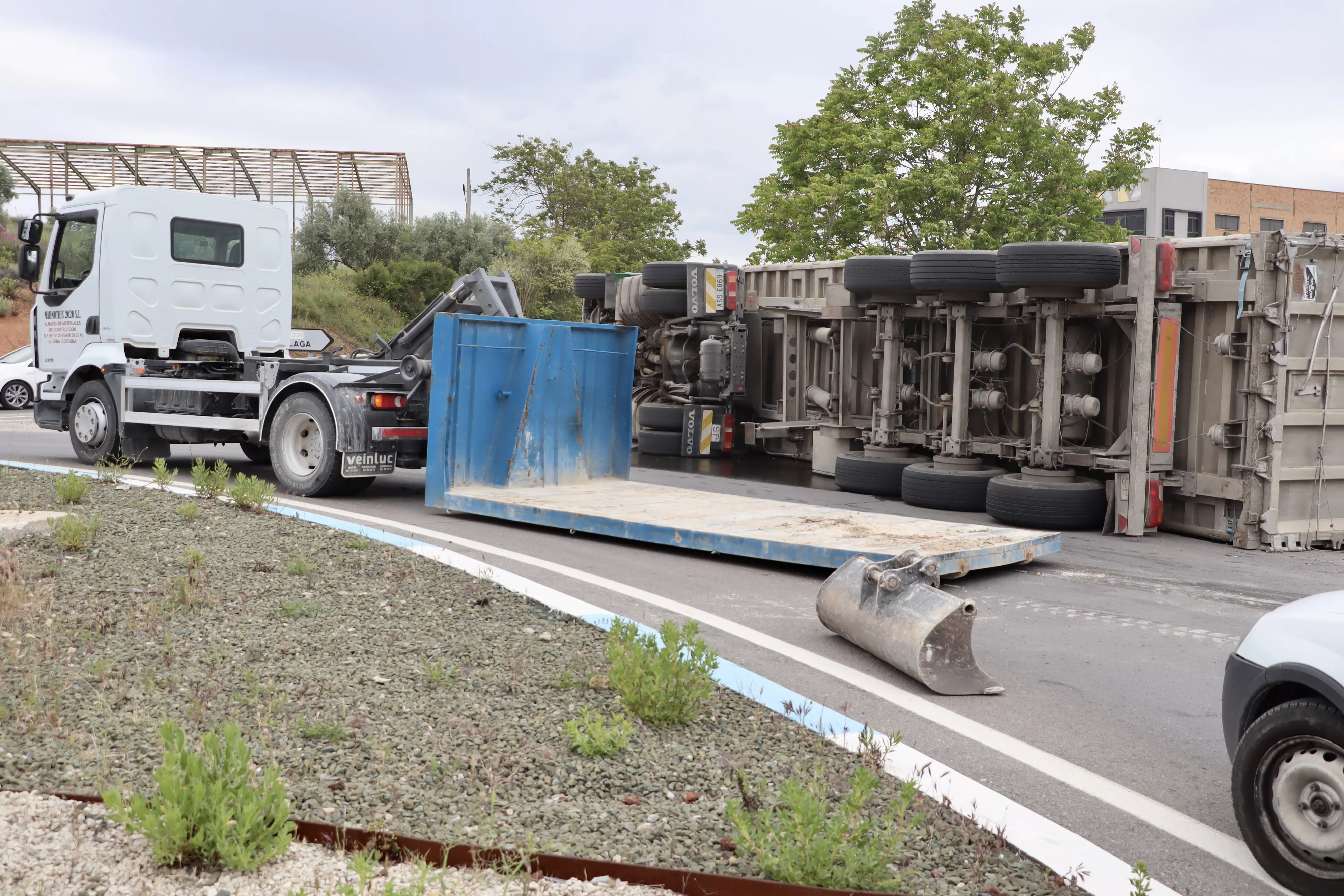 Vuelca un camión cargado de leña en Lucena