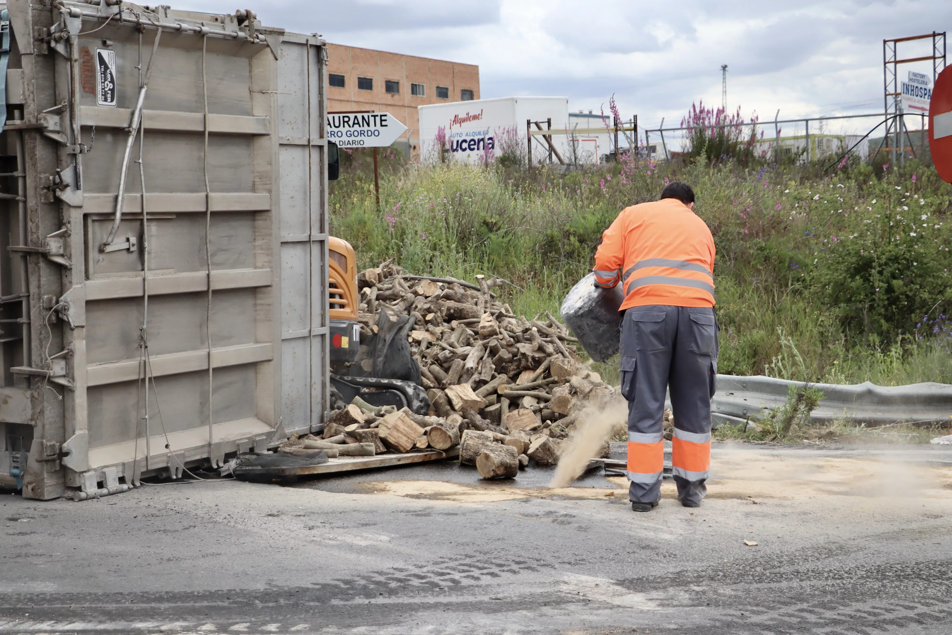 Vuelca un camión cargado de leña en Lucena