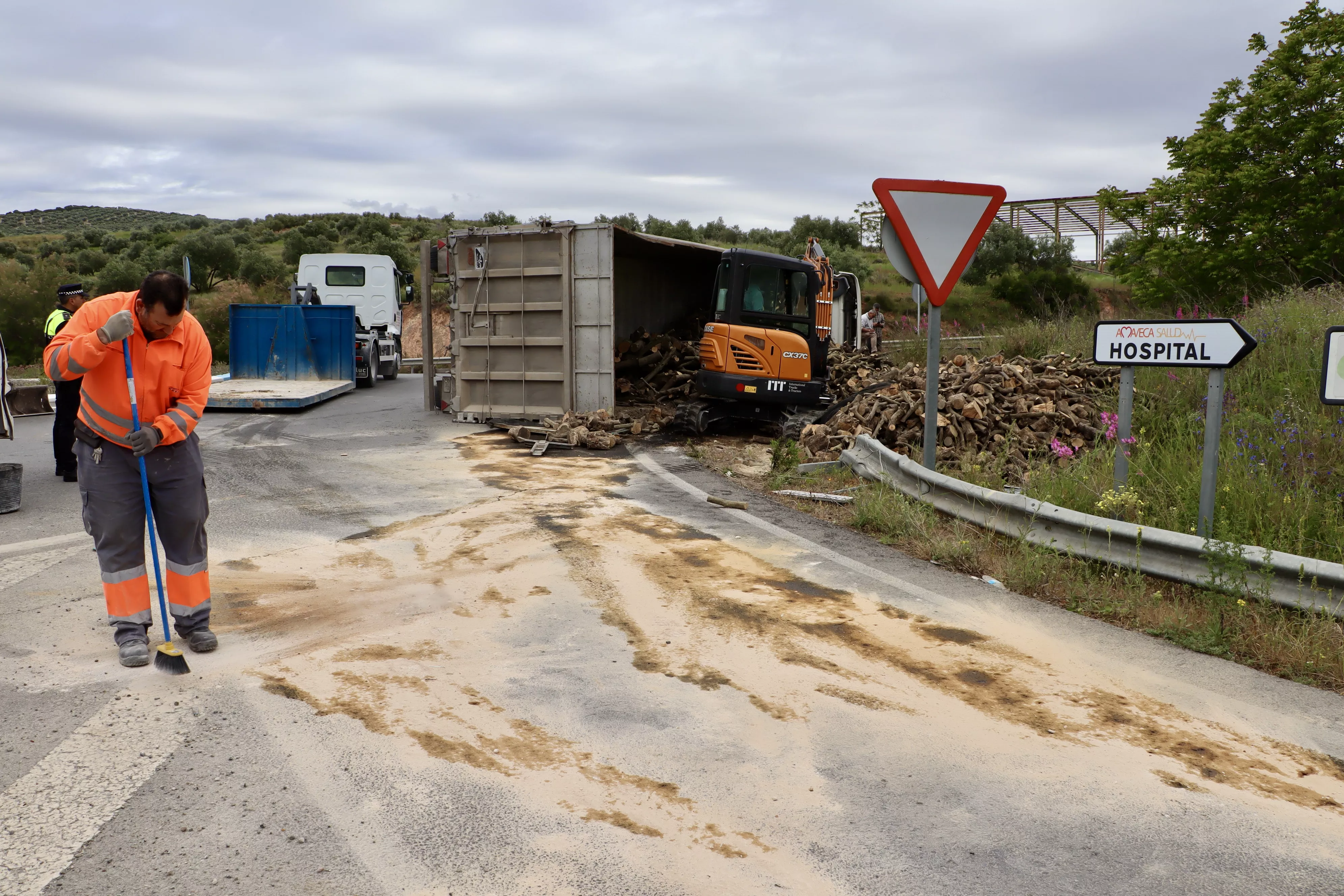 Vuelca un camión cargado de leña en Lucena