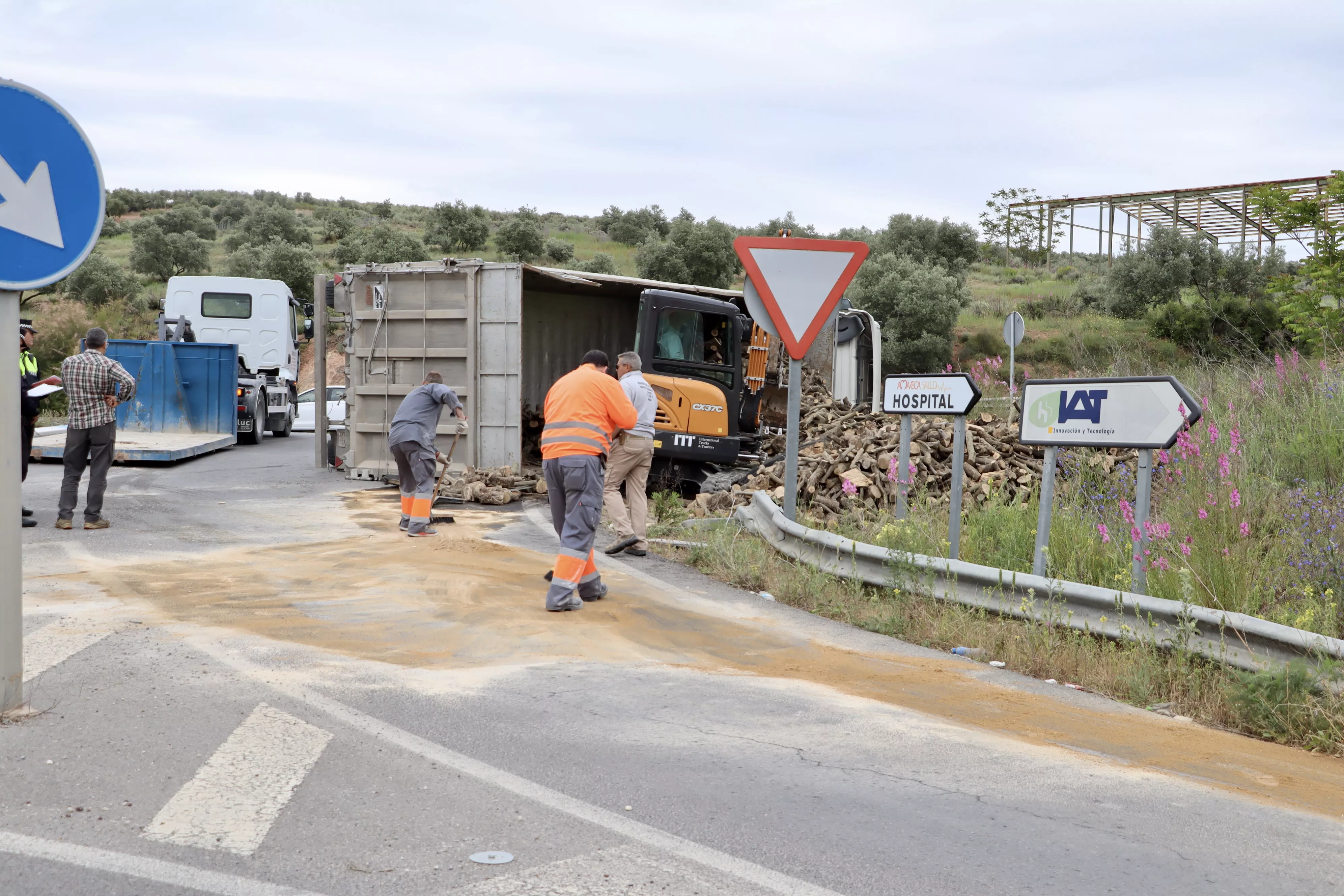 Vuelca un camión cargado de leña en Lucena