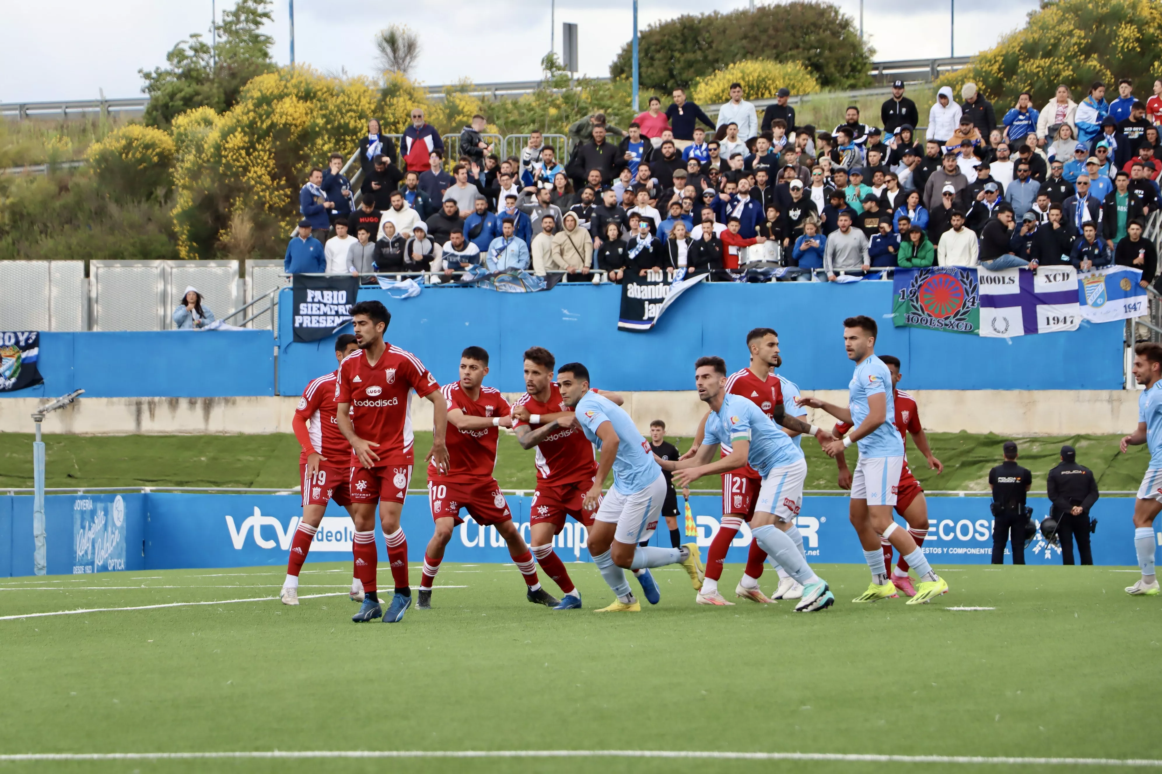 Ciudad de Lucena - Xerez CD, último partido en el que se utilizó el graderío portátil de la zona de Preferencia, que ahora se plantea reponer en hormigón.