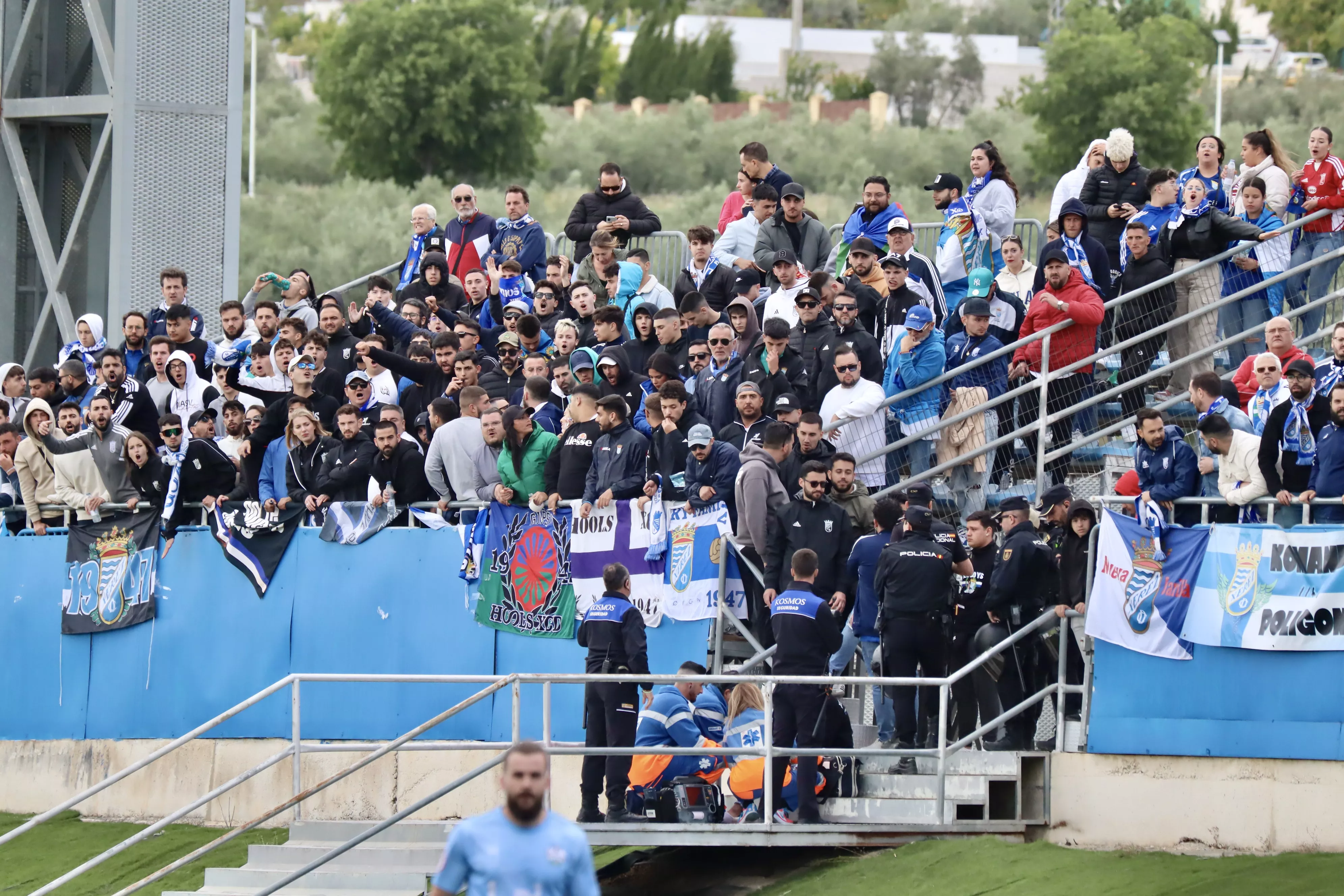 Los servicios sanitarios atienden a uno de los aficionados del Xerez CD