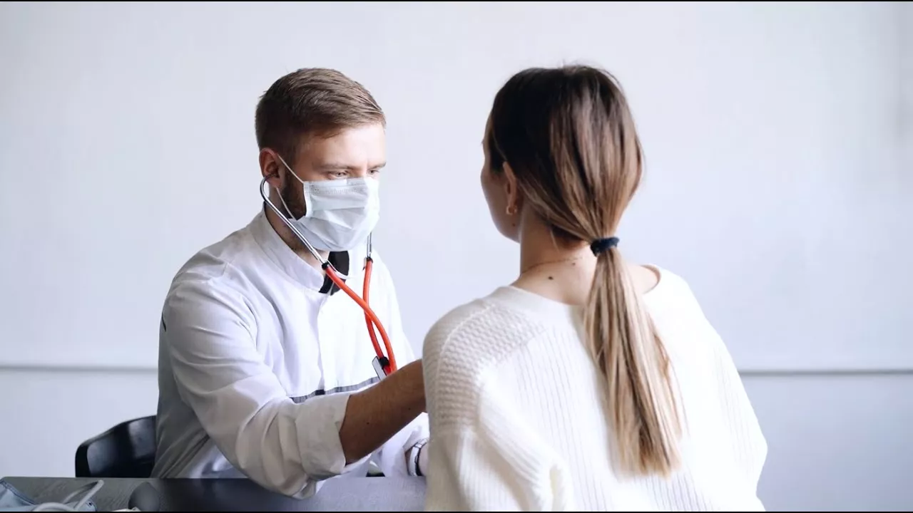 Un médico ausculta a una paciente. Foto: Pexels