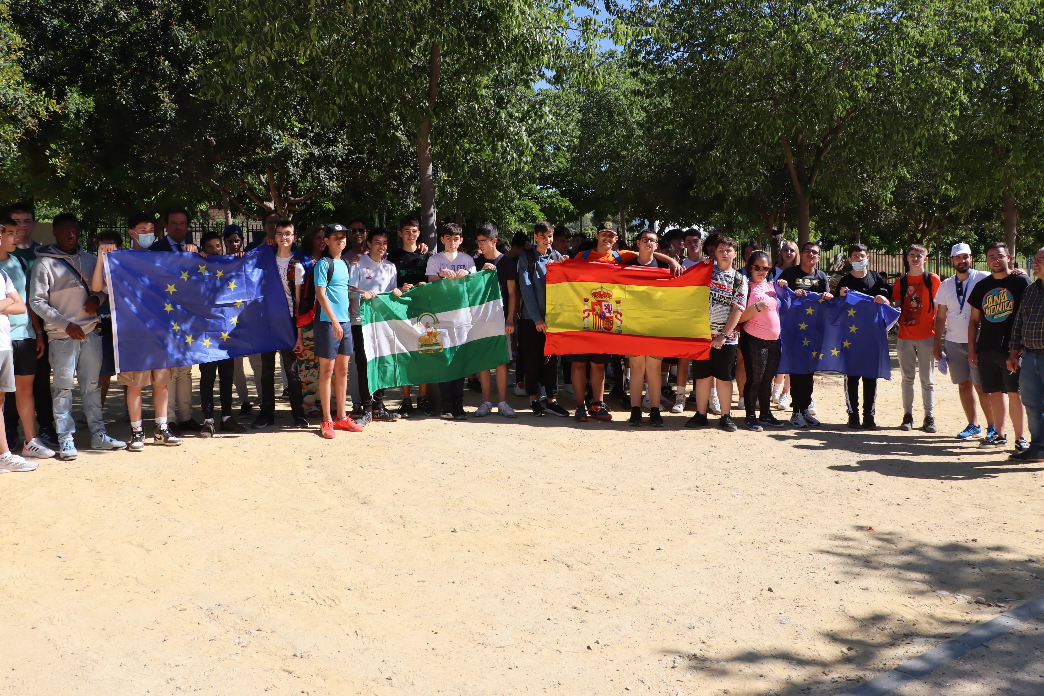 Alumnado del IES Clara Campoamor y autoridades, esta mañana en el Parque Europa