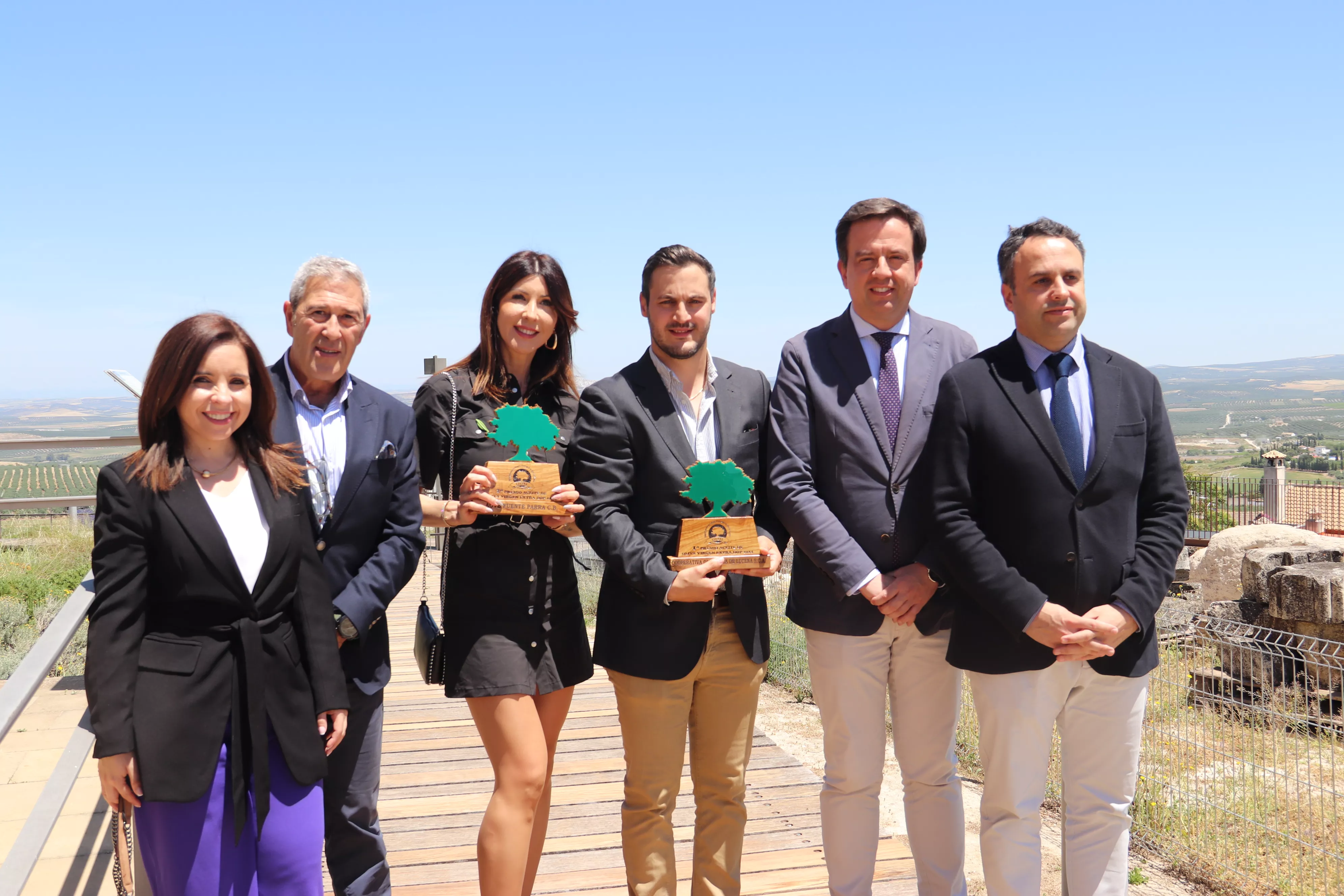 Las dos empresas galardonadas junto al presidente de la DOP, Francisco de Mora, y autoridades lucentinas