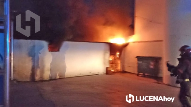 Los bomberos intervienen para extinguir el incendio Los bomberos intervienen para extinguir el incendio