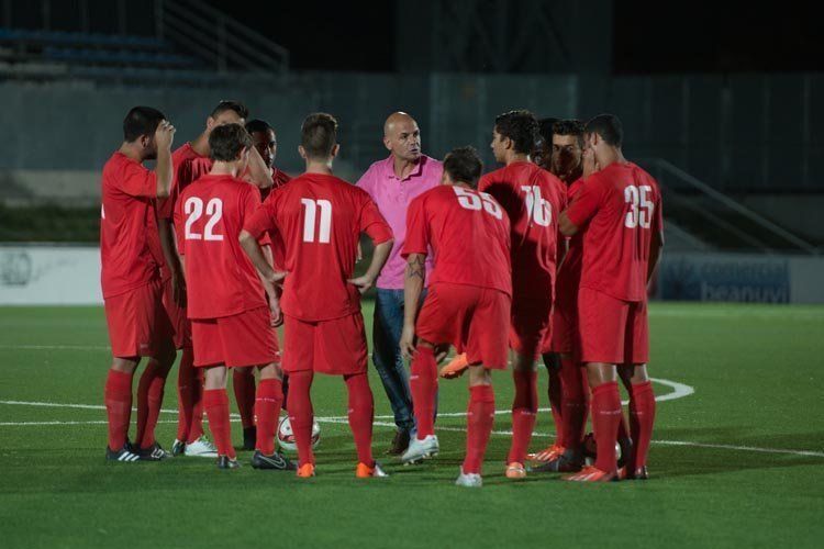  Jugadores del Lucena C.F. atienden las explicaciones del técnico, Juanlu Bernal 