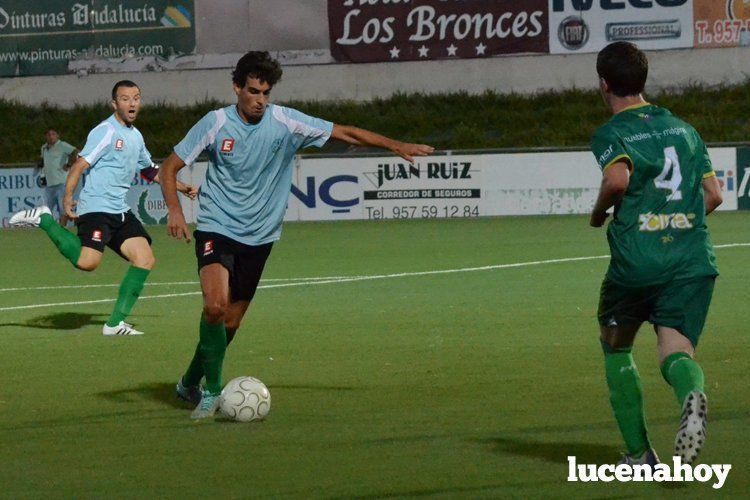  Miguel Sanz, autor del primer gol del Ciudad de Lucena, conduce el balón. 