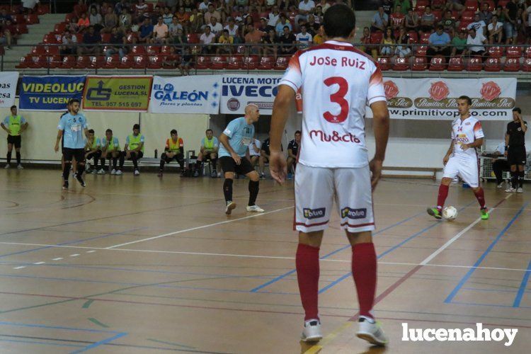  El jugador del Lucena Juanru defiende una acción de El Pozo de Murcia 