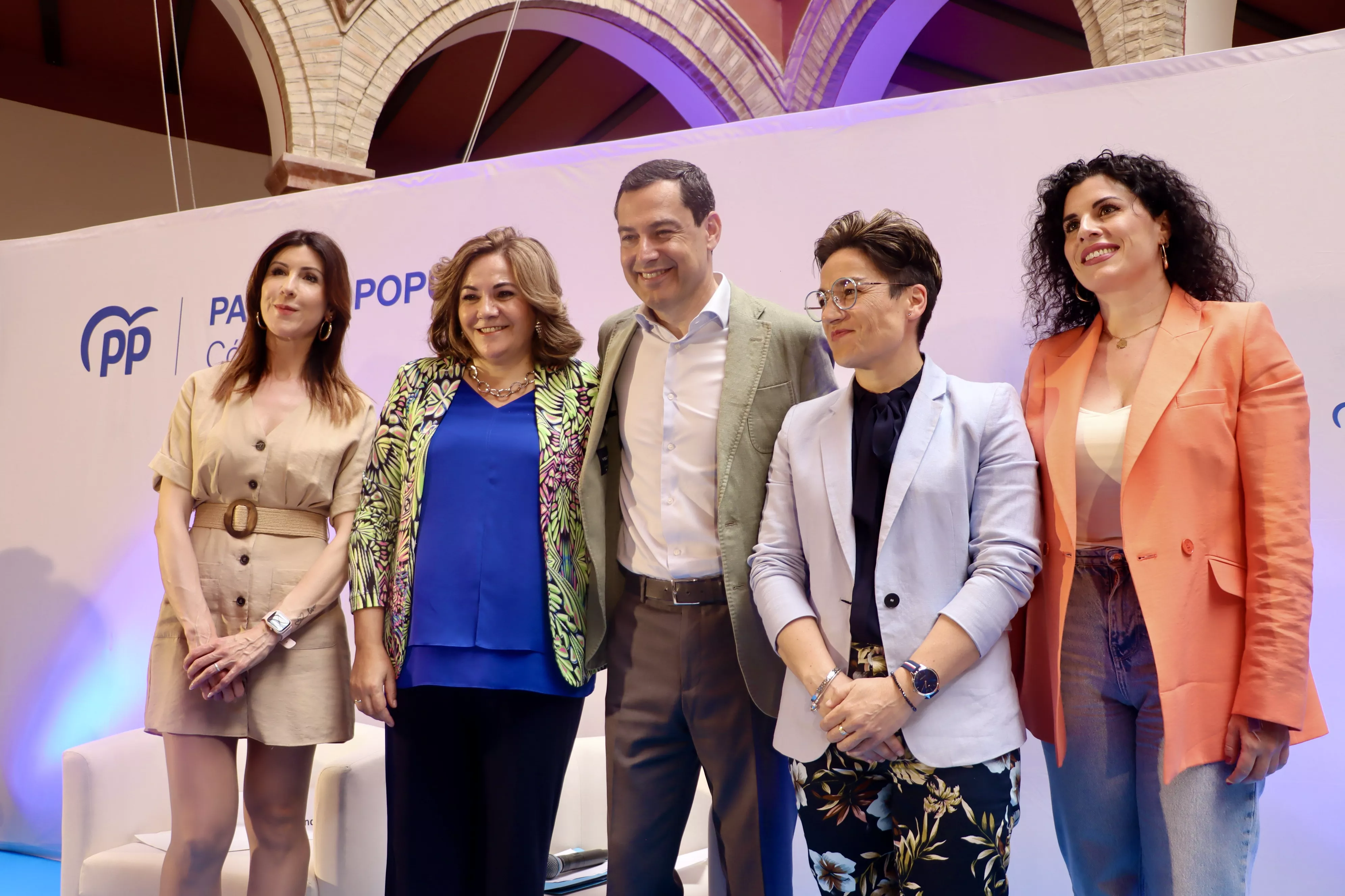 Juanma Moreno en su acto electoral con empresarias en el hotel Santo Domingo de Lucena