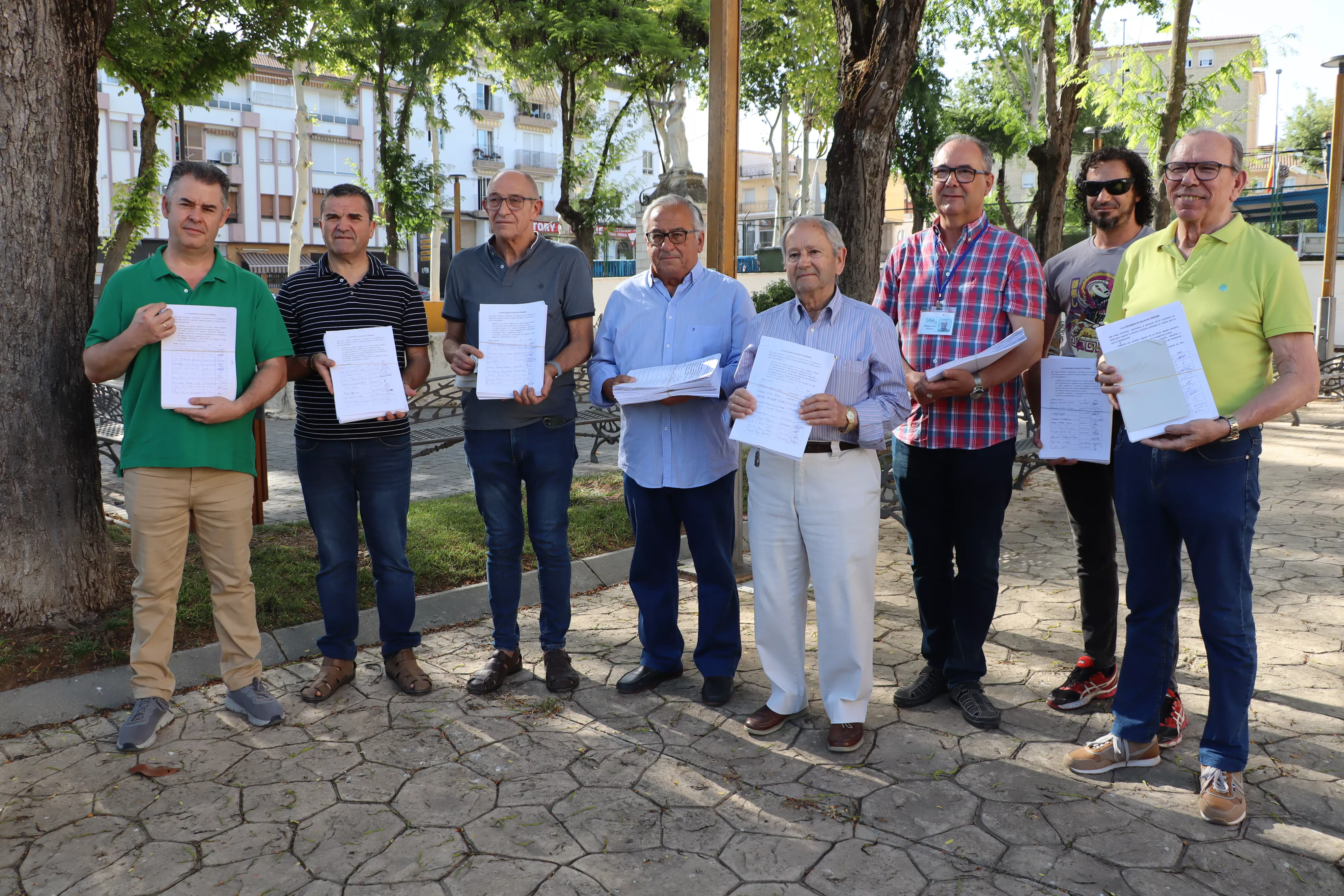 Miembros de las plataformas y sindicatos muestran las firmas recogidas