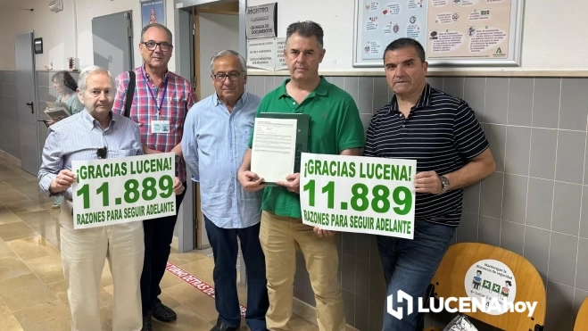 Entrega de las firmas en el registro del Servicio Andaluz de Salud en Cabra Entrega de las firmas en el registro del Servicio Andaluz de Salud en Cabra