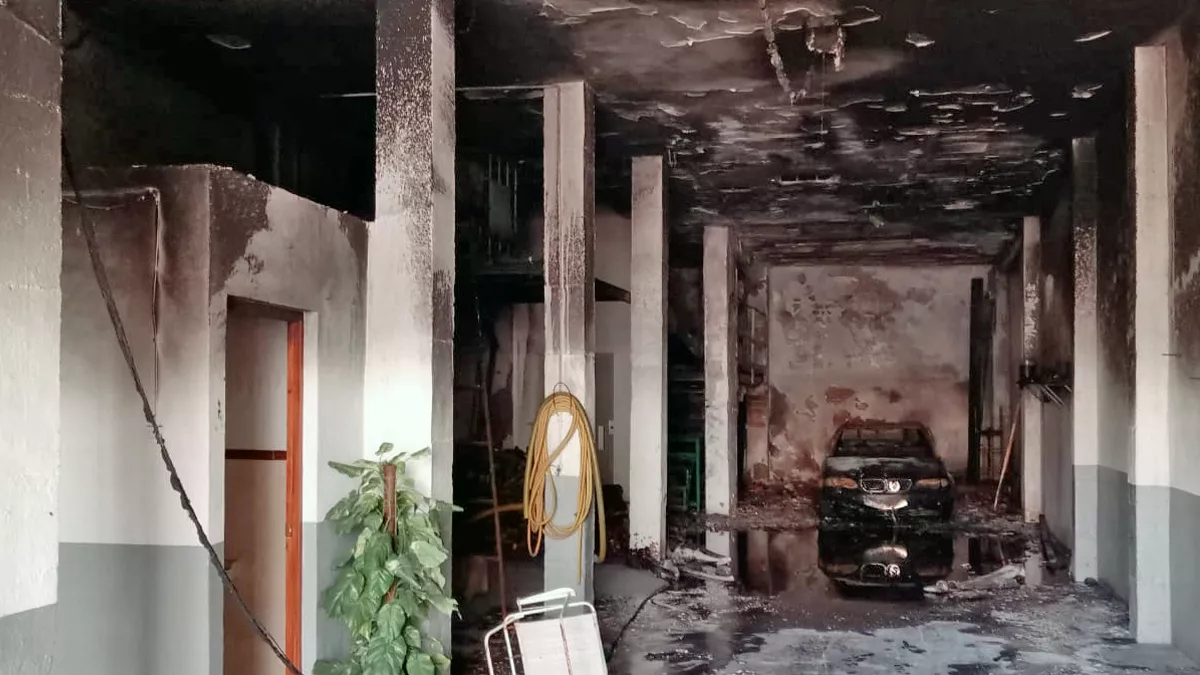 Incendio en un garaje de la calle La Parra