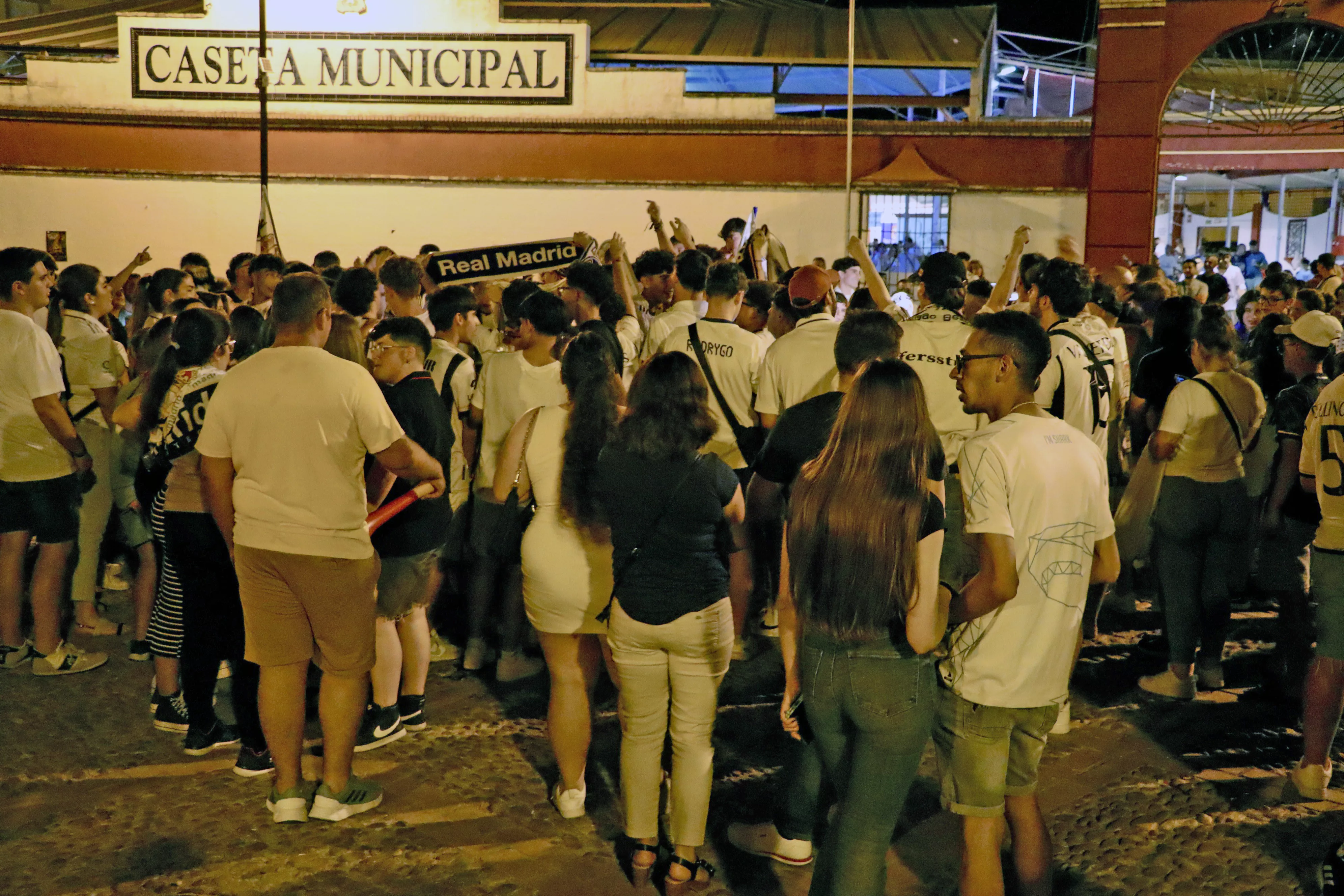 Los aficionados del Real Madrid celebran la Champions Los aficionados del Real Madrid celebran la Champions