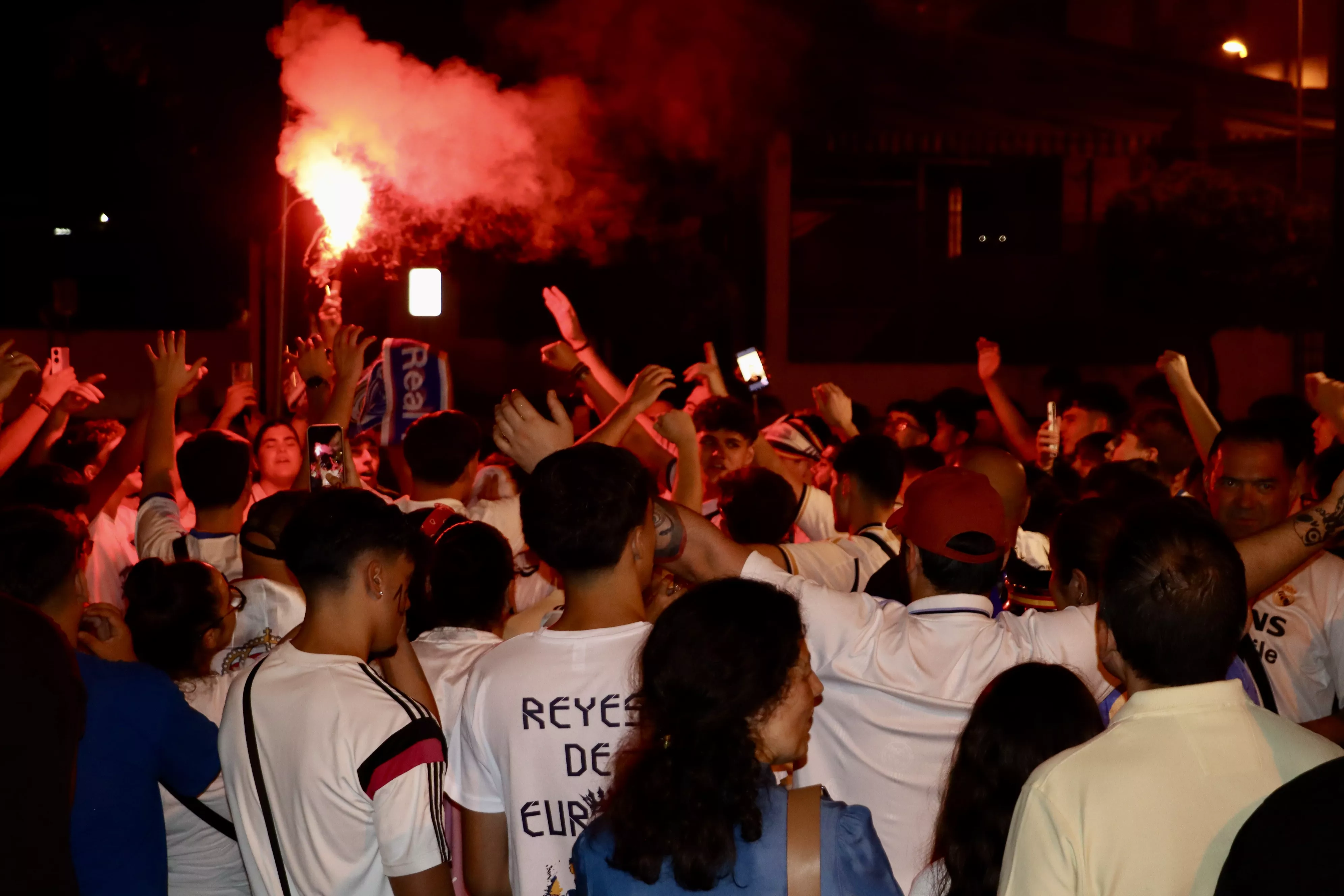 Los aficionados del Real Madrid celebran la Champions Los aficionados del Real Madrid celebran la Champions