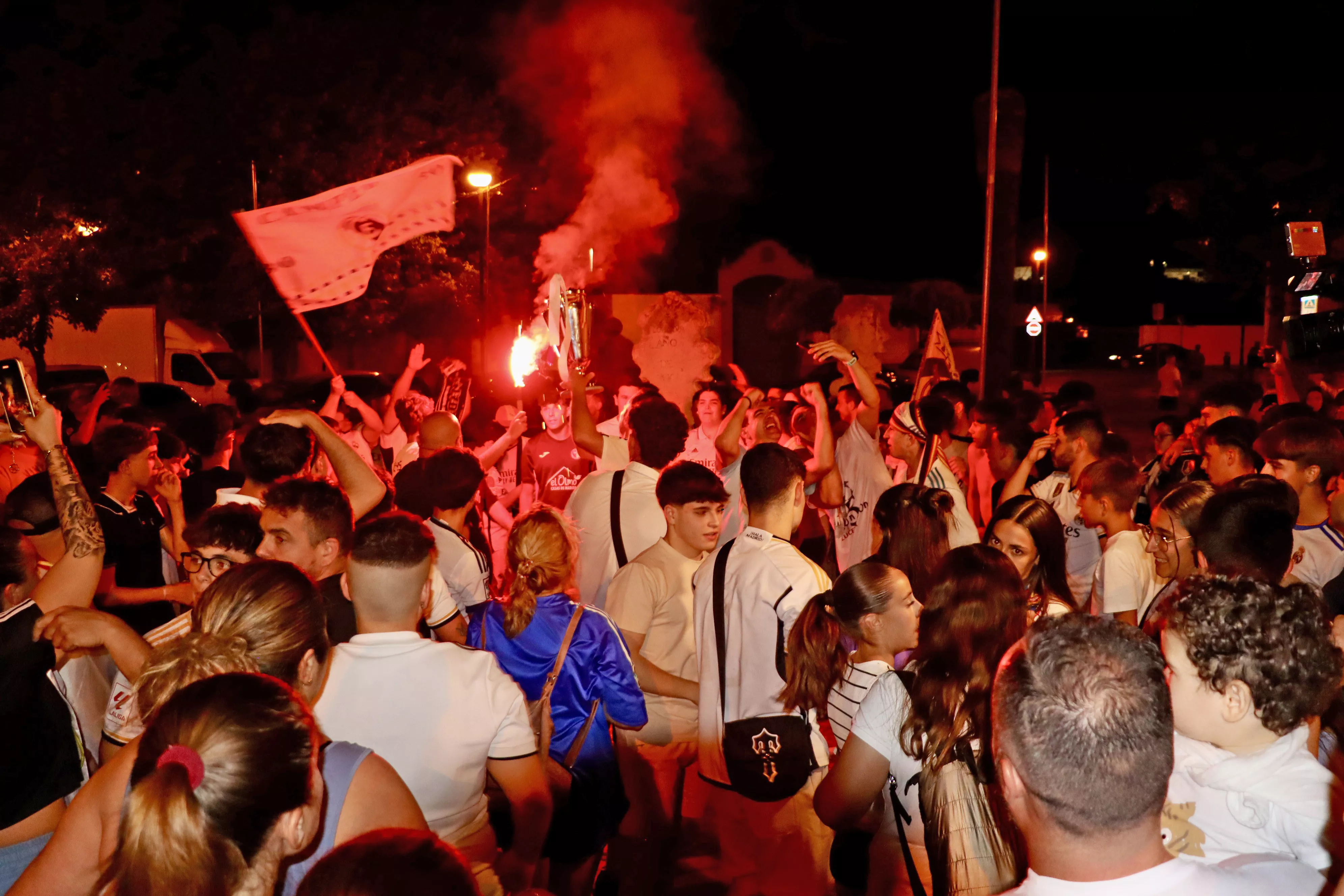 Los aficionados del Real Madrid celebran la Champions Los aficionados del Real Madrid celebran la Champions