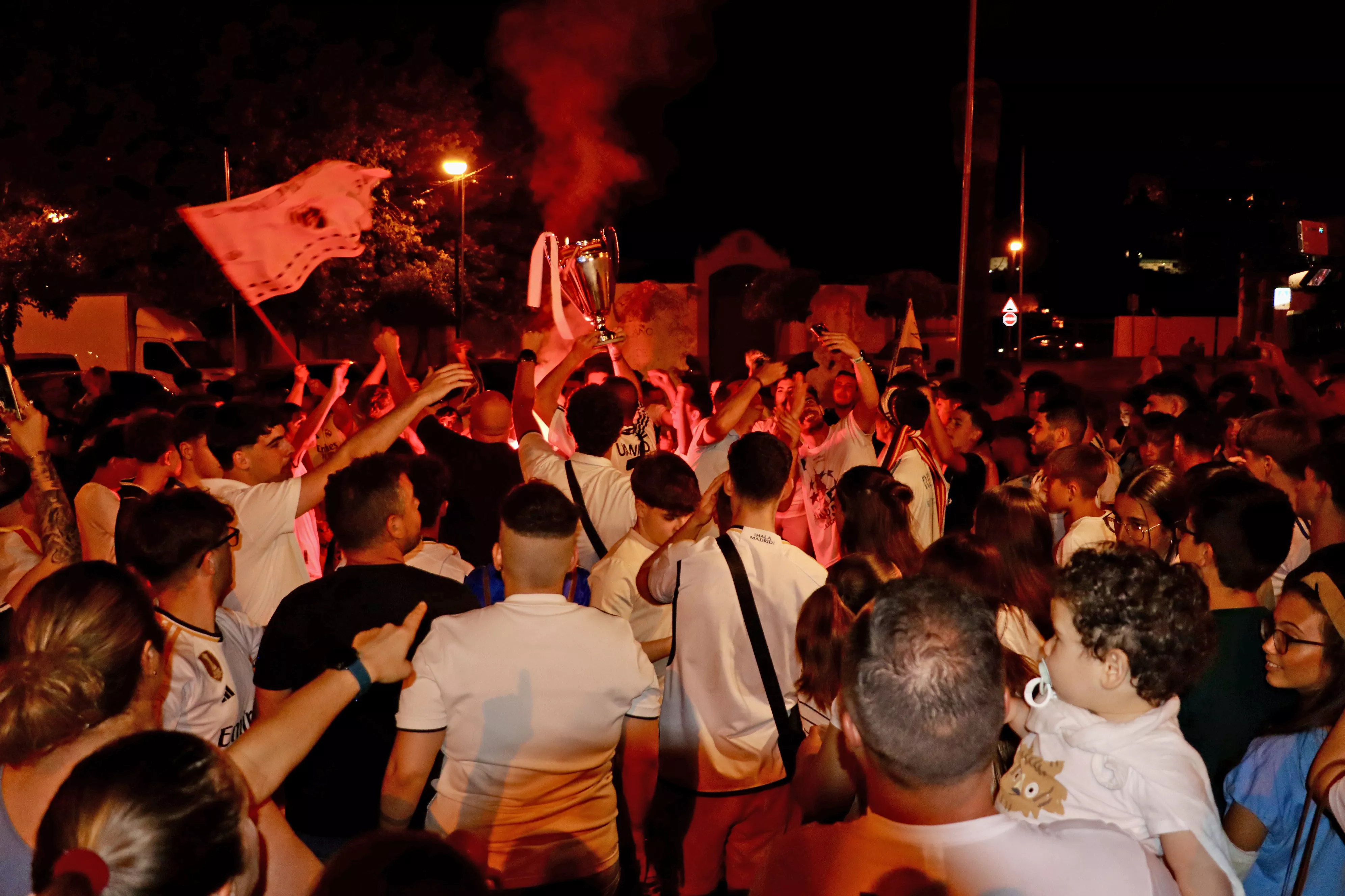 Los aficionados del Real Madrid celebran la Champions Los aficionados del Real Madrid celebran la Champions