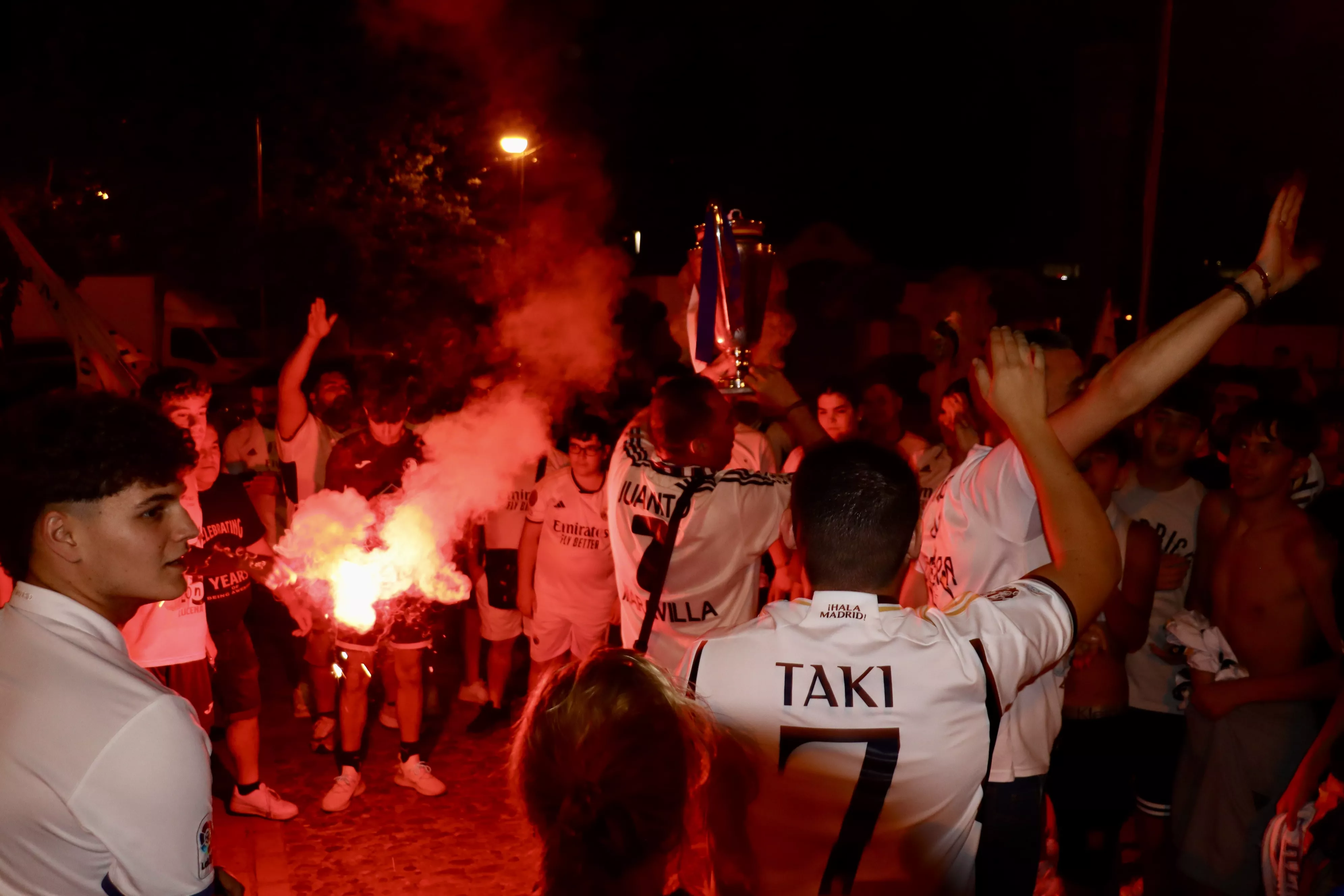 Los aficionados del Real Madrid celebran la Champions Los aficionados del Real Madrid celebran la Champions