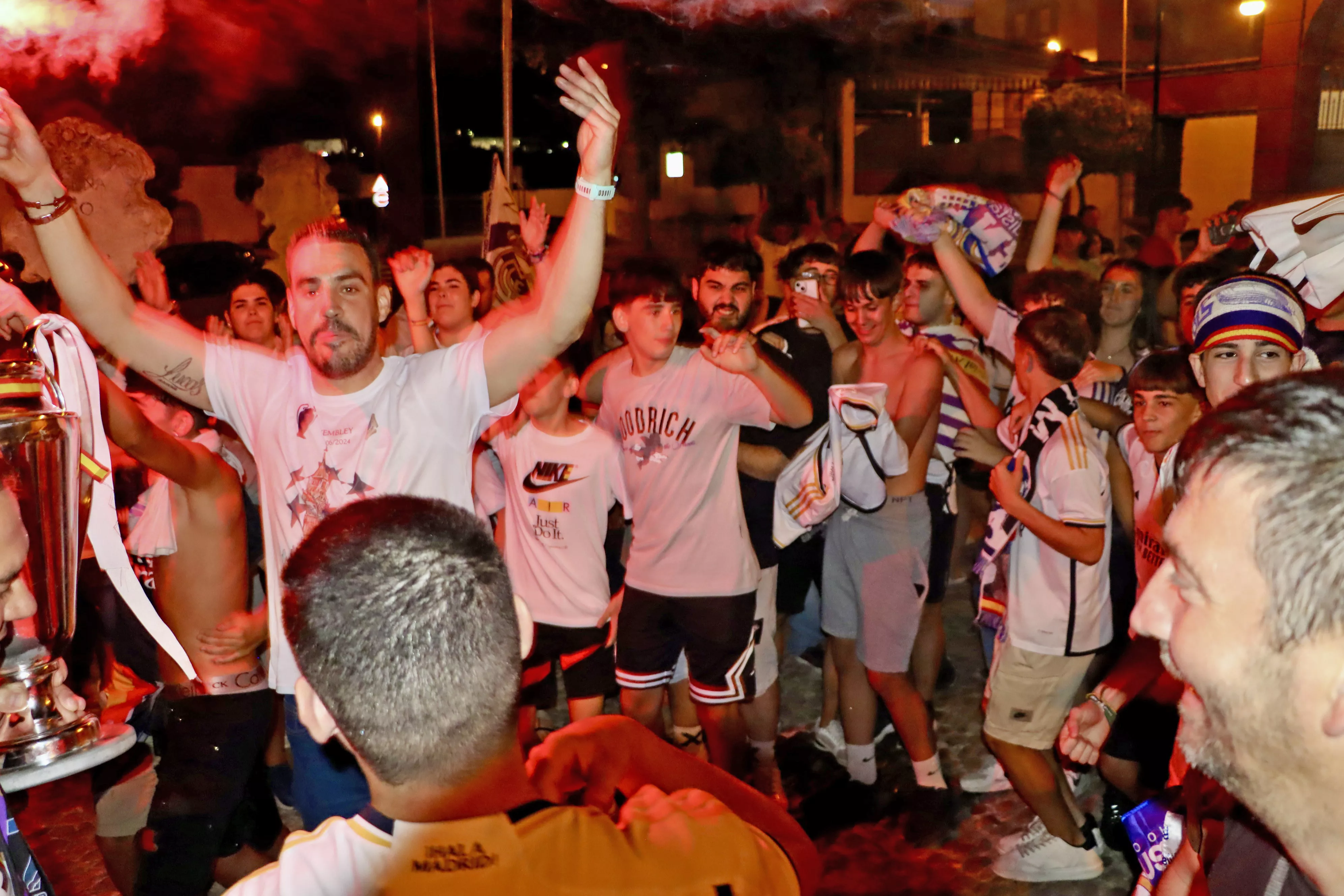 Los aficionados del Real Madrid celebran la Champions Los aficionados del Real Madrid celebran la Champions