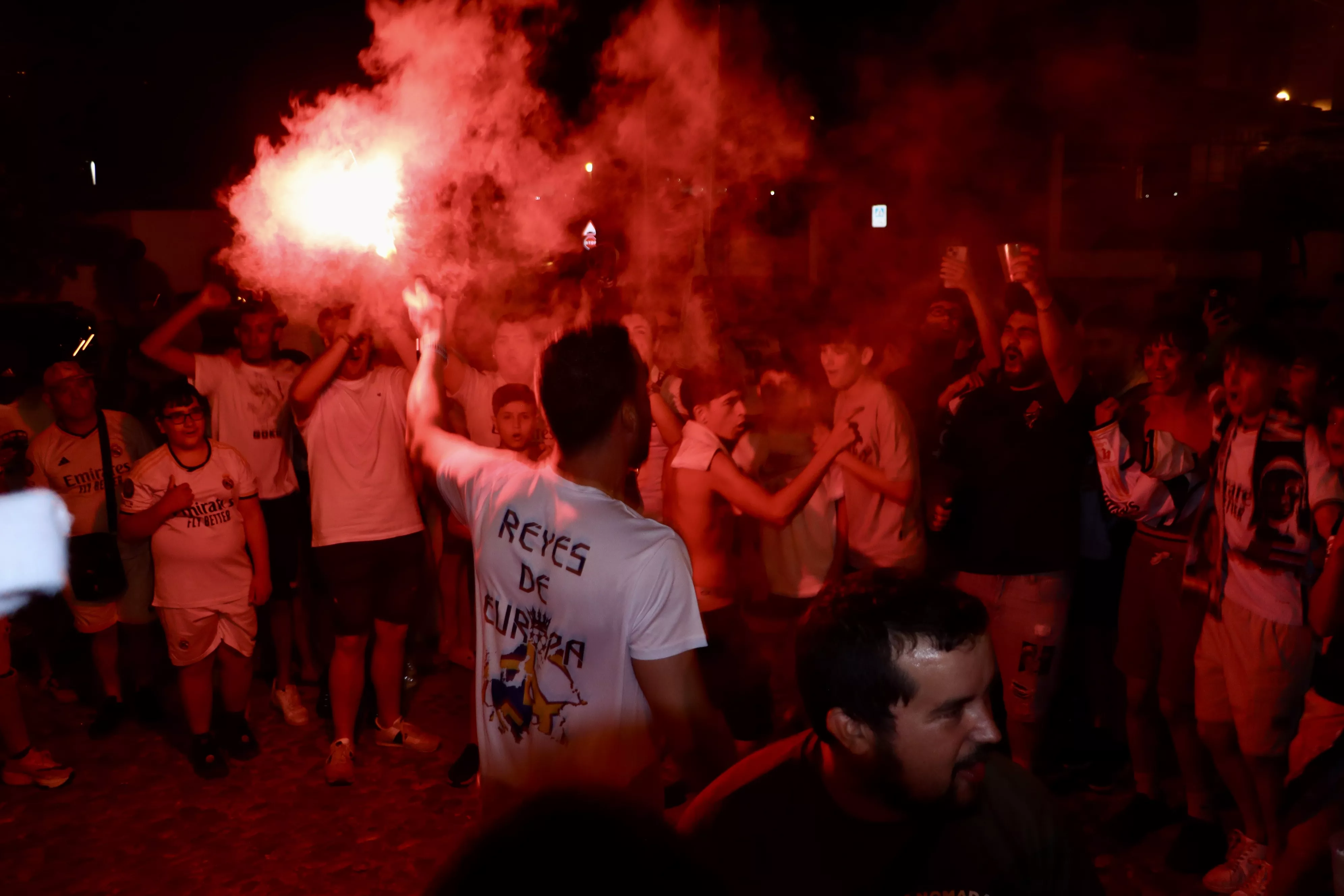 Los aficionados del Real Madrid celebran la Champions Los aficionados del Real Madrid celebran la Champions