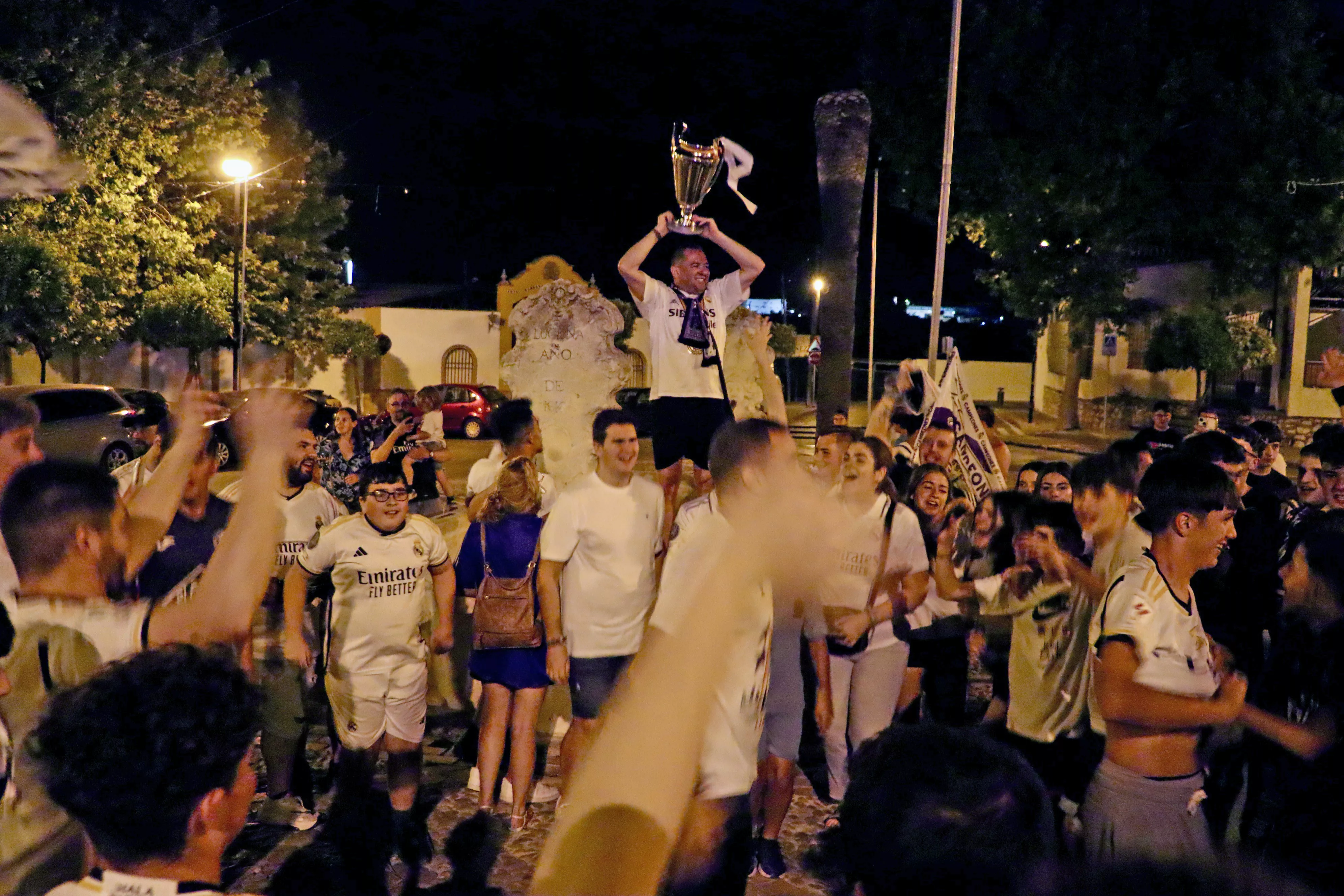 Los aficionados del Real Madrid celebran la Champions Los aficionados del Real Madrid celebran la Champions
