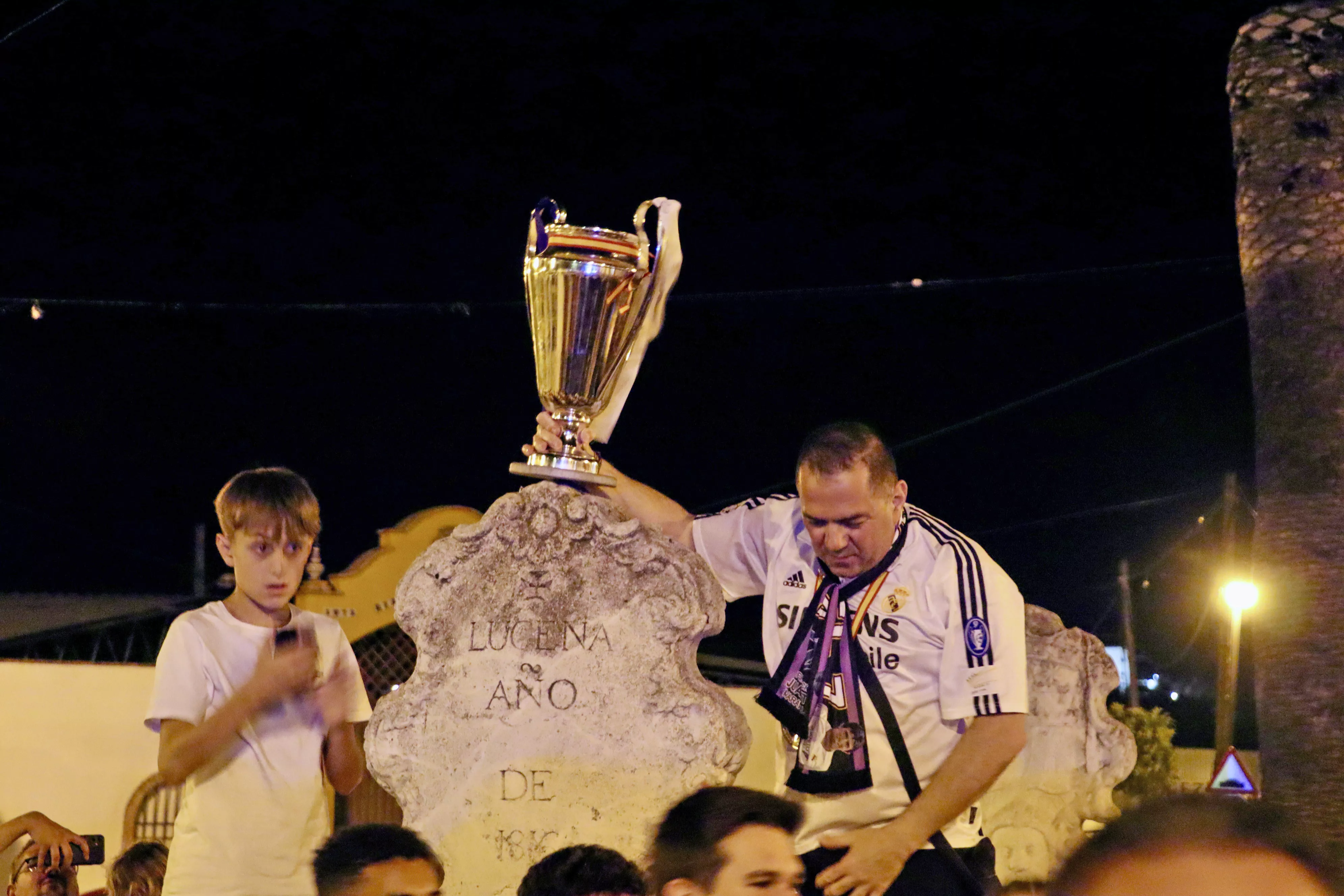 Los aficionados del Real Madrid celebran la Champions Los aficionados del Real Madrid celebran la Champions