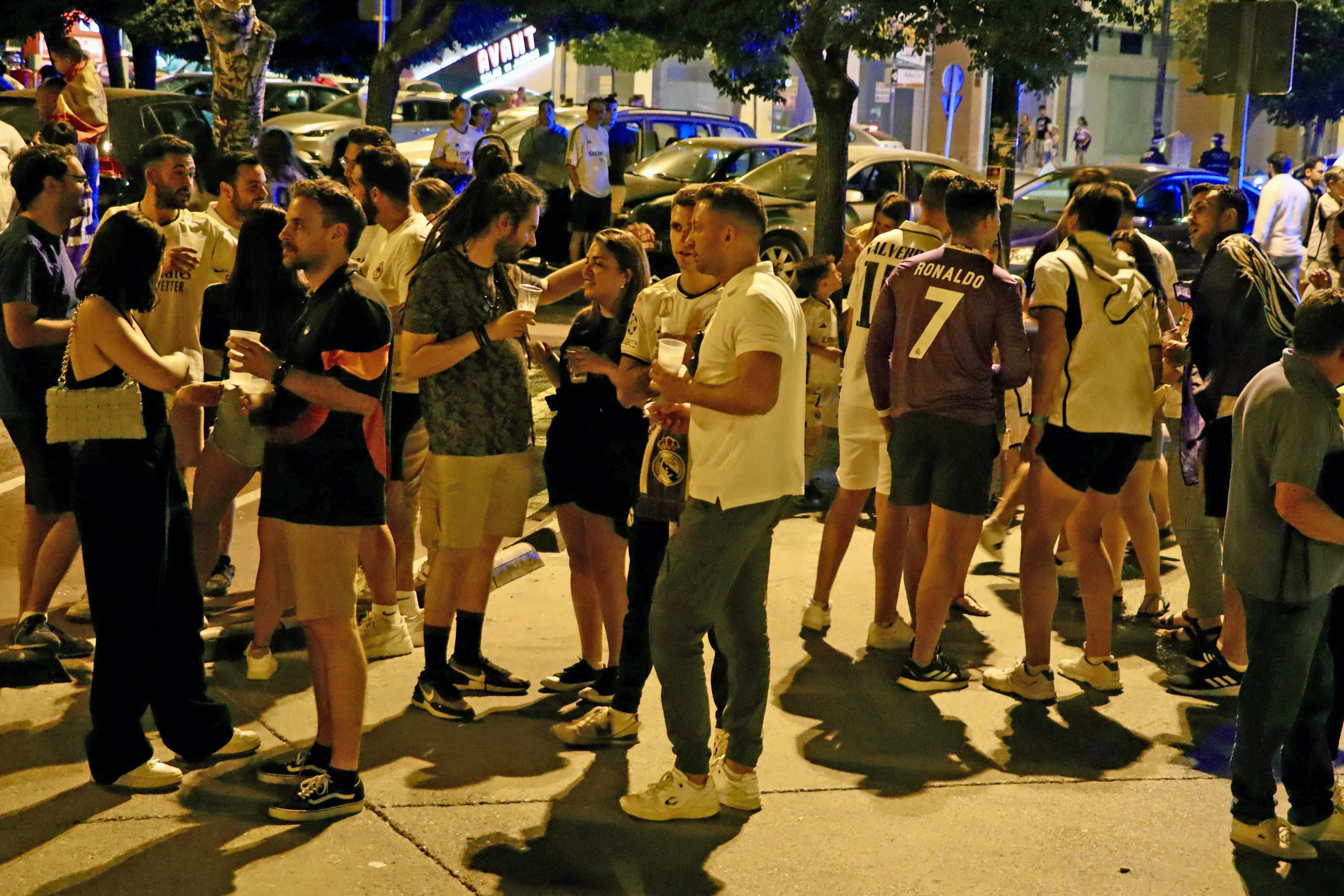 Los aficionados del Real Madrid celebran la Champions Los aficionados del Real Madrid celebran la Champions