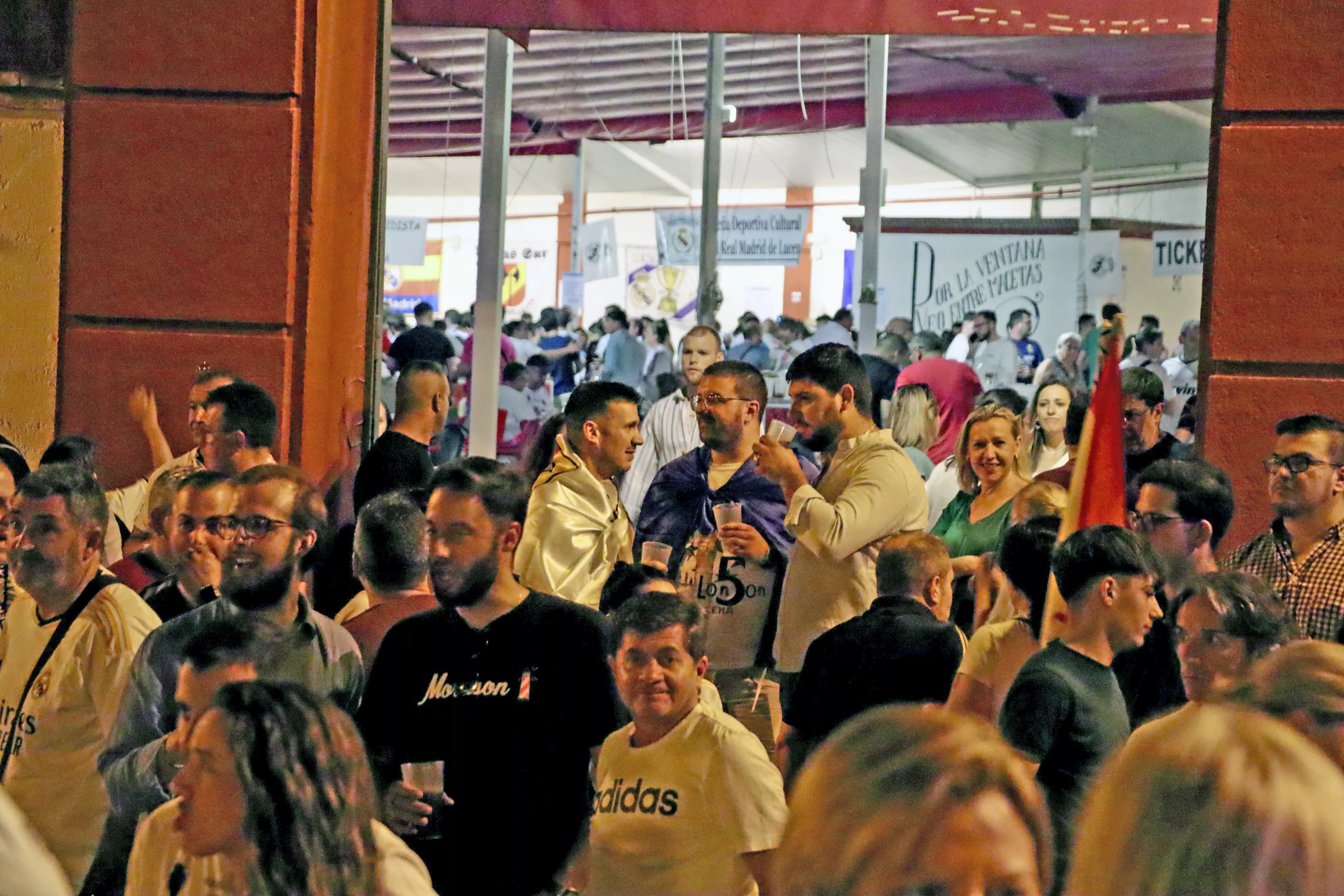 Los aficionados del Real Madrid celebran la Champions Los aficionados del Real Madrid celebran la Champions
