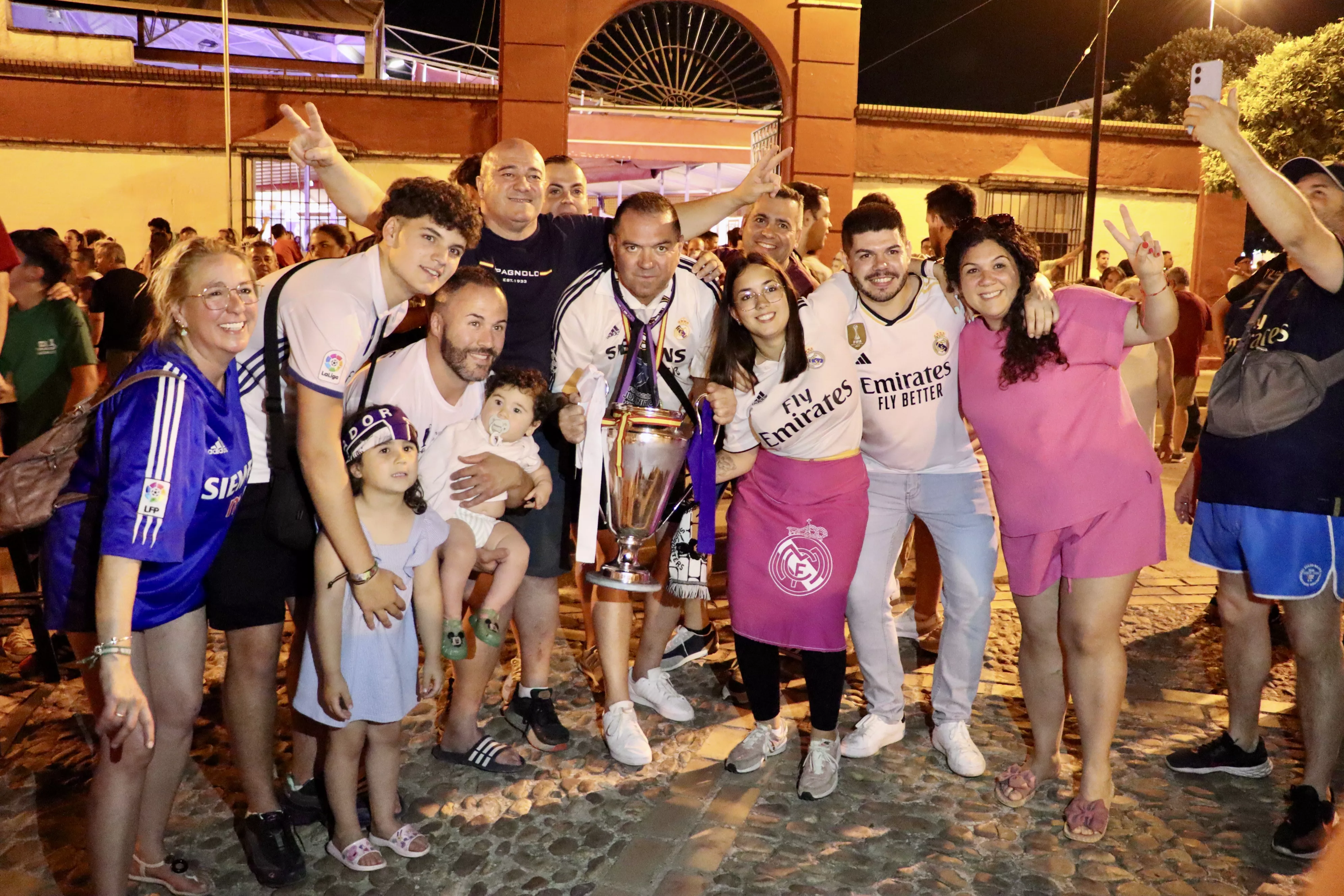 Los aficionados del Real Madrid celebran la Champions Los aficionados del Real Madrid celebran la Champions