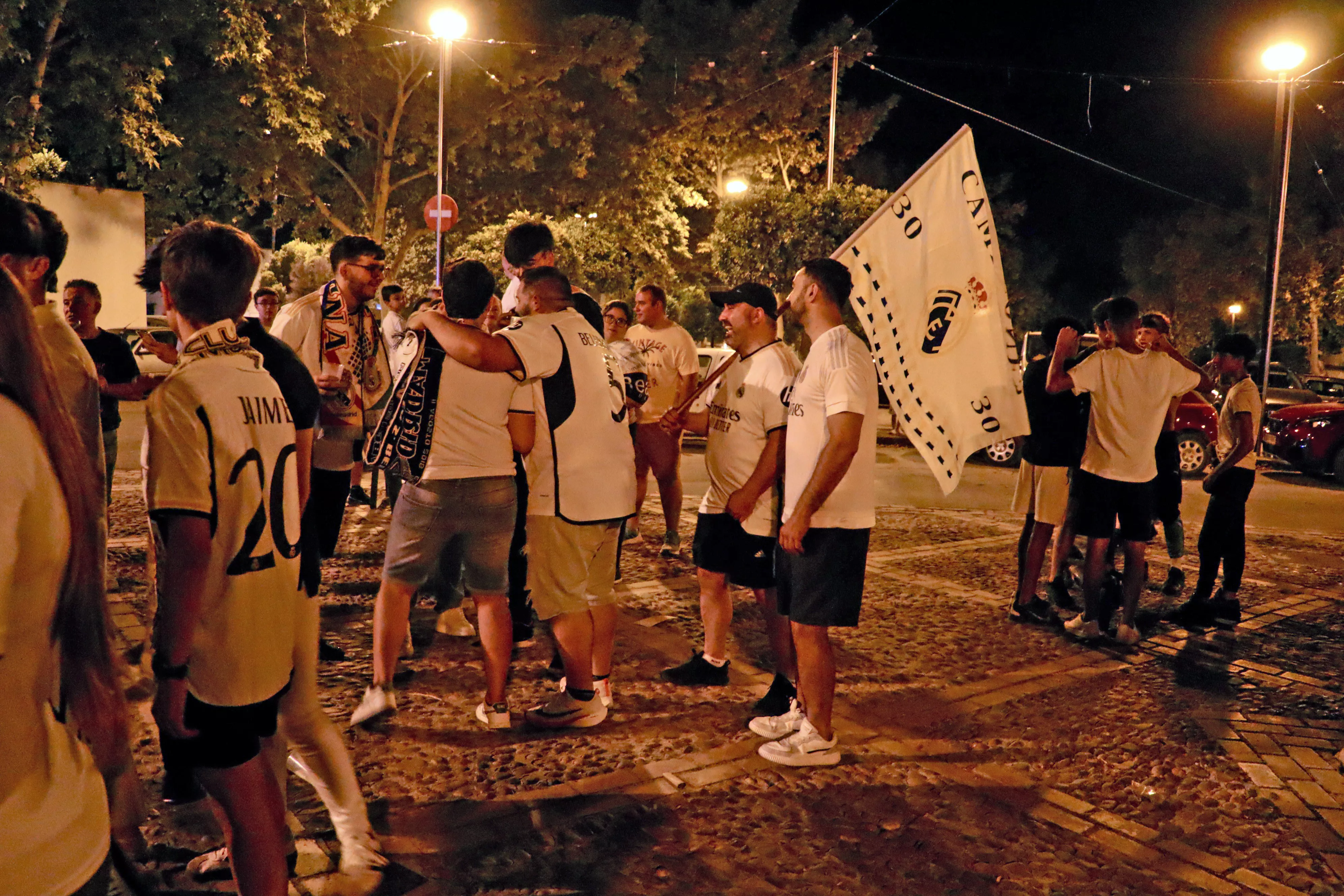 Los aficionados del Real Madrid celebran la Champions Los aficionados del Real Madrid celebran la Champions