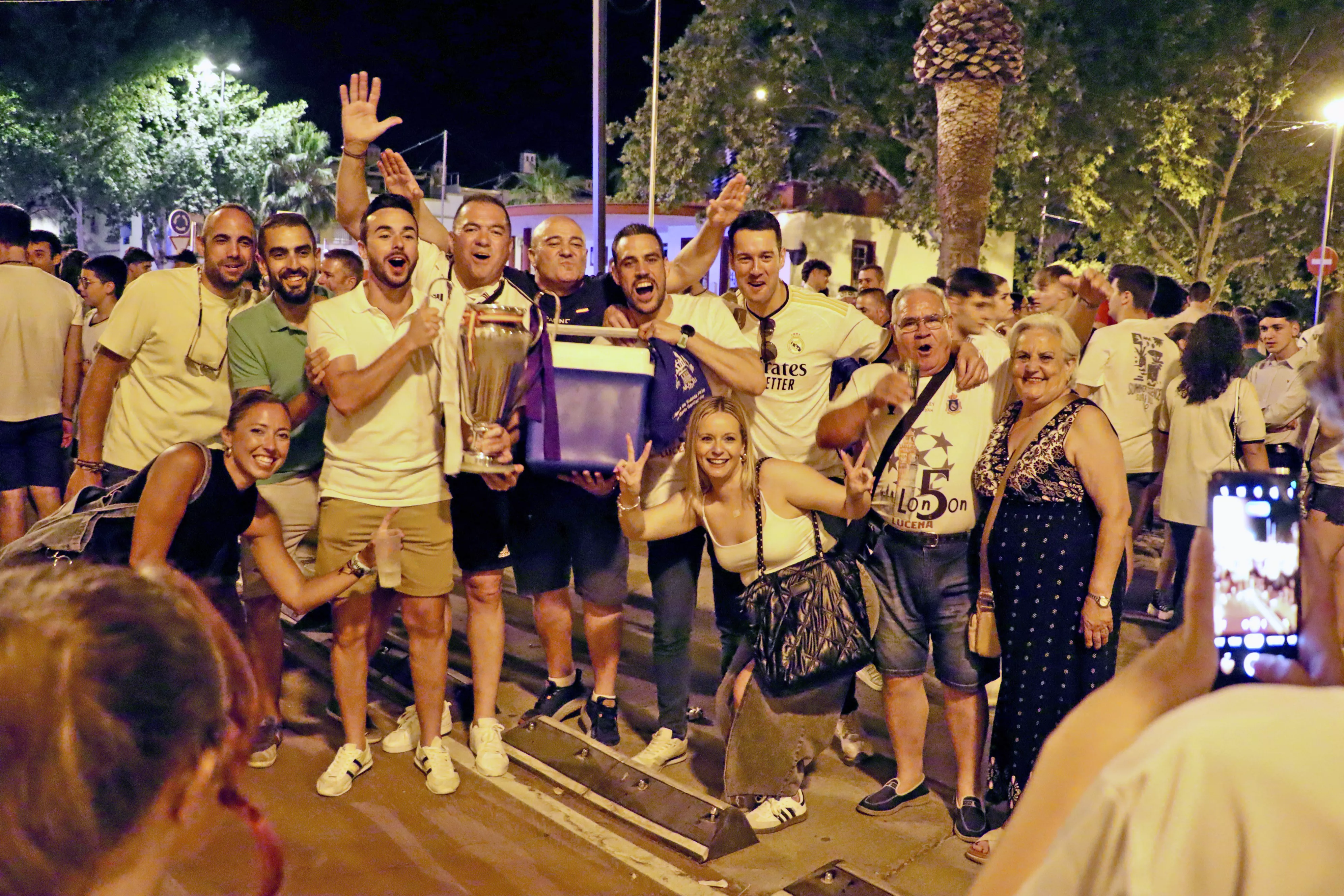 Los aficionados del Real Madrid celebran la Champions Los aficionados del Real Madrid celebran la Champions
