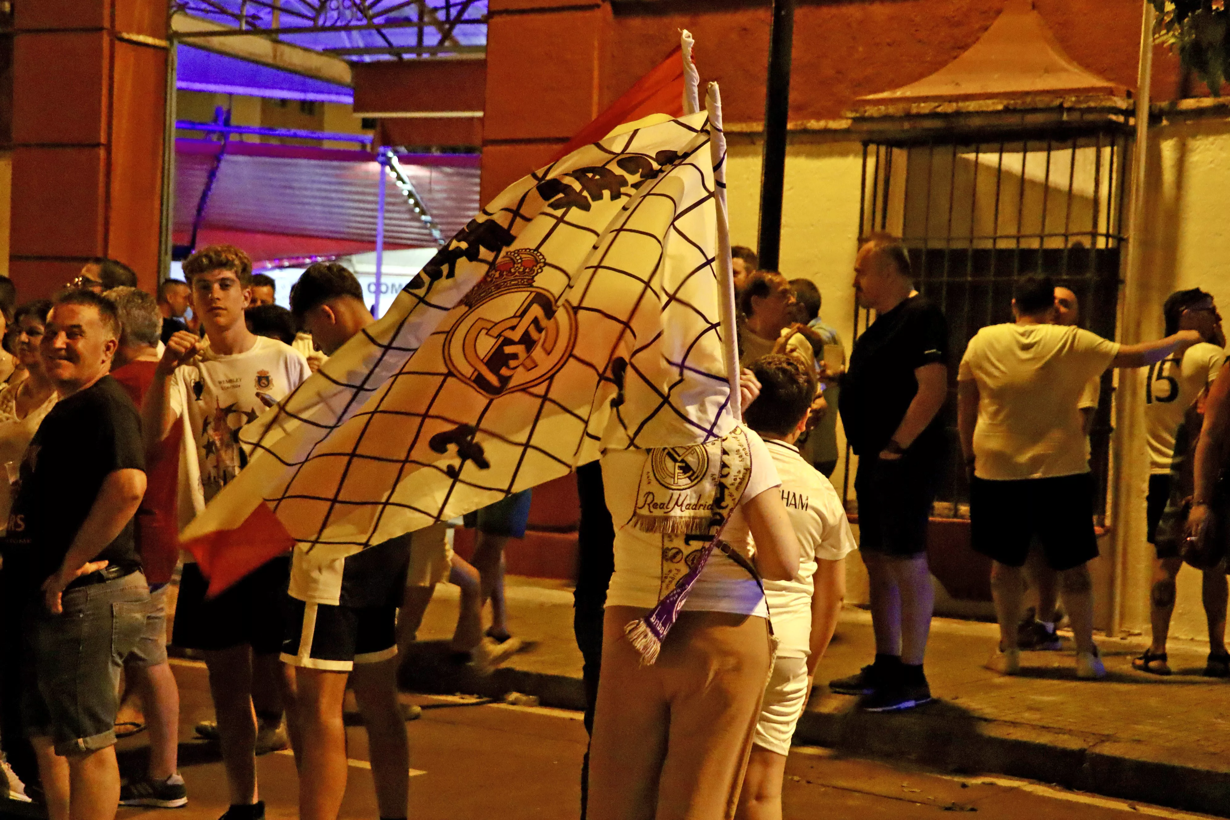 Los aficionados del Real Madrid celebran la Champions Los aficionados del Real Madrid celebran la Champions