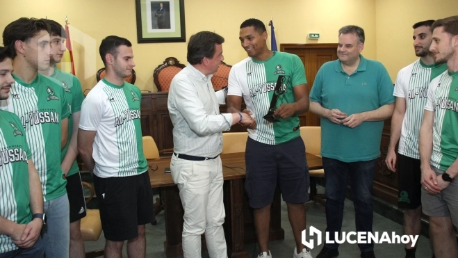 Un momento de la recepción al CB Al-Yussana en el salón de plenos Un momento de la recepción al CB Al-Yussana en el salón de plenos