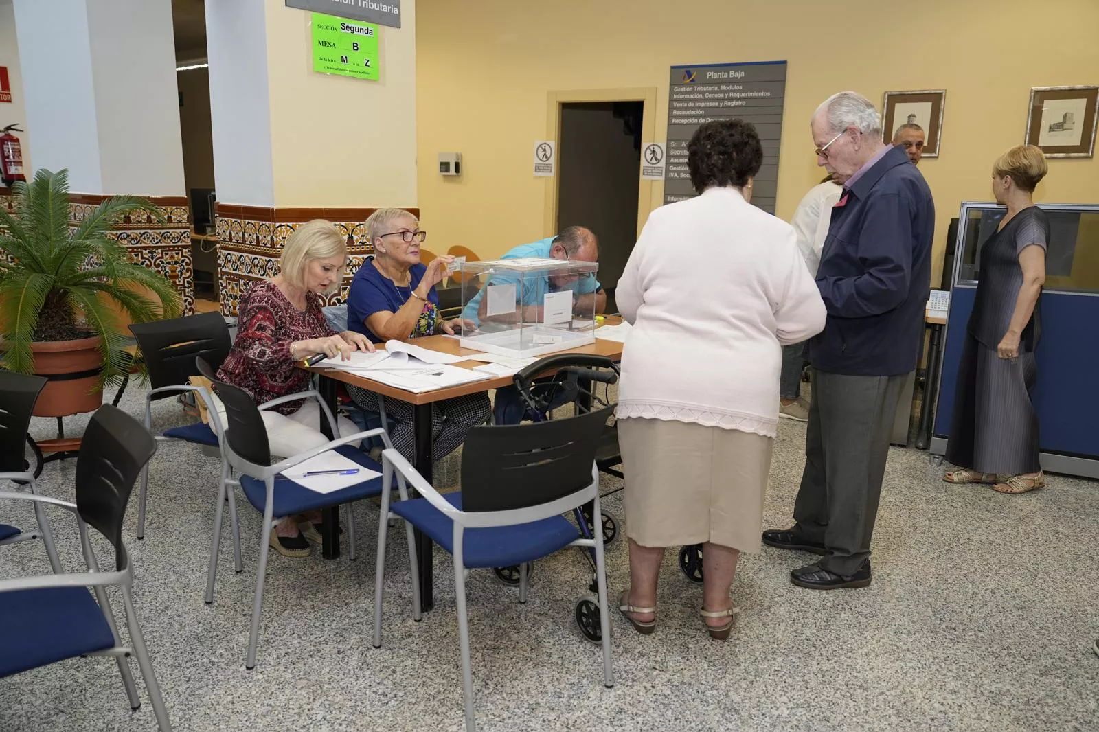 Un momento de la jornada electoral en Lucena. Foto: Miguel de la Torre