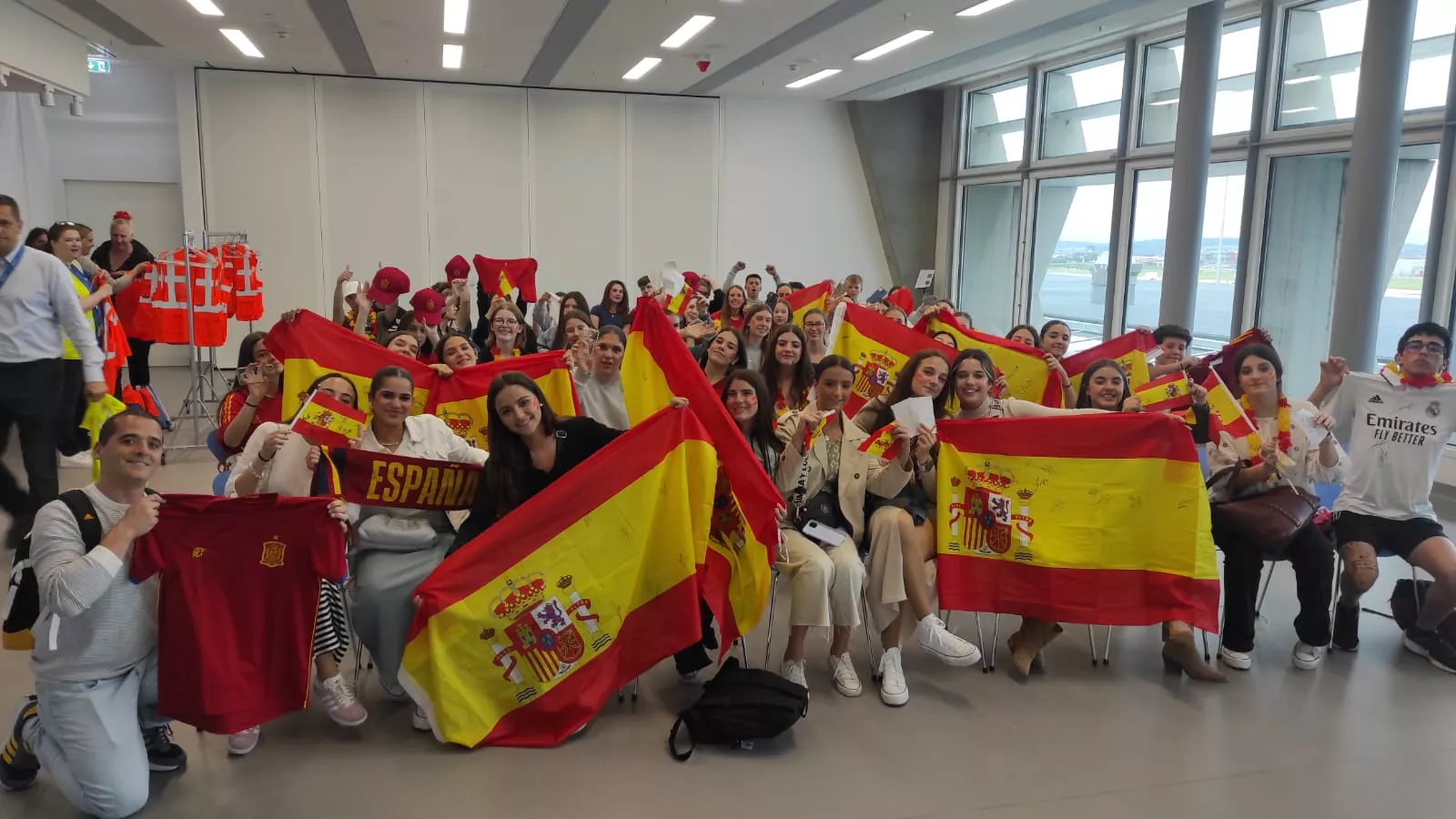 Alumnos del IES Marqués de Comares reciben a la selección española de Fútbol en Alemania