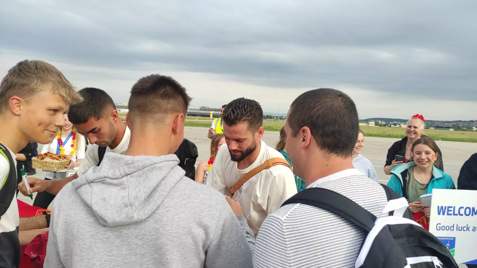 Alumnos del IES Marqués de Comares reciben a la selección española de Fútbol en Alemania