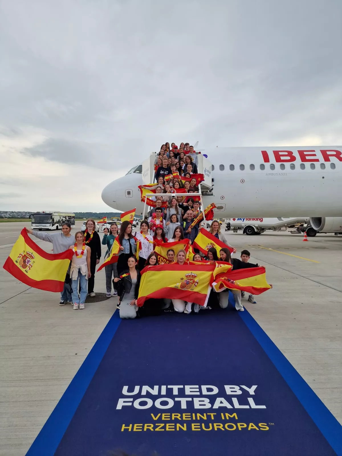 Alumnos del IES Marqués de Comares reciben a la selección española de Fútbol en Alemania