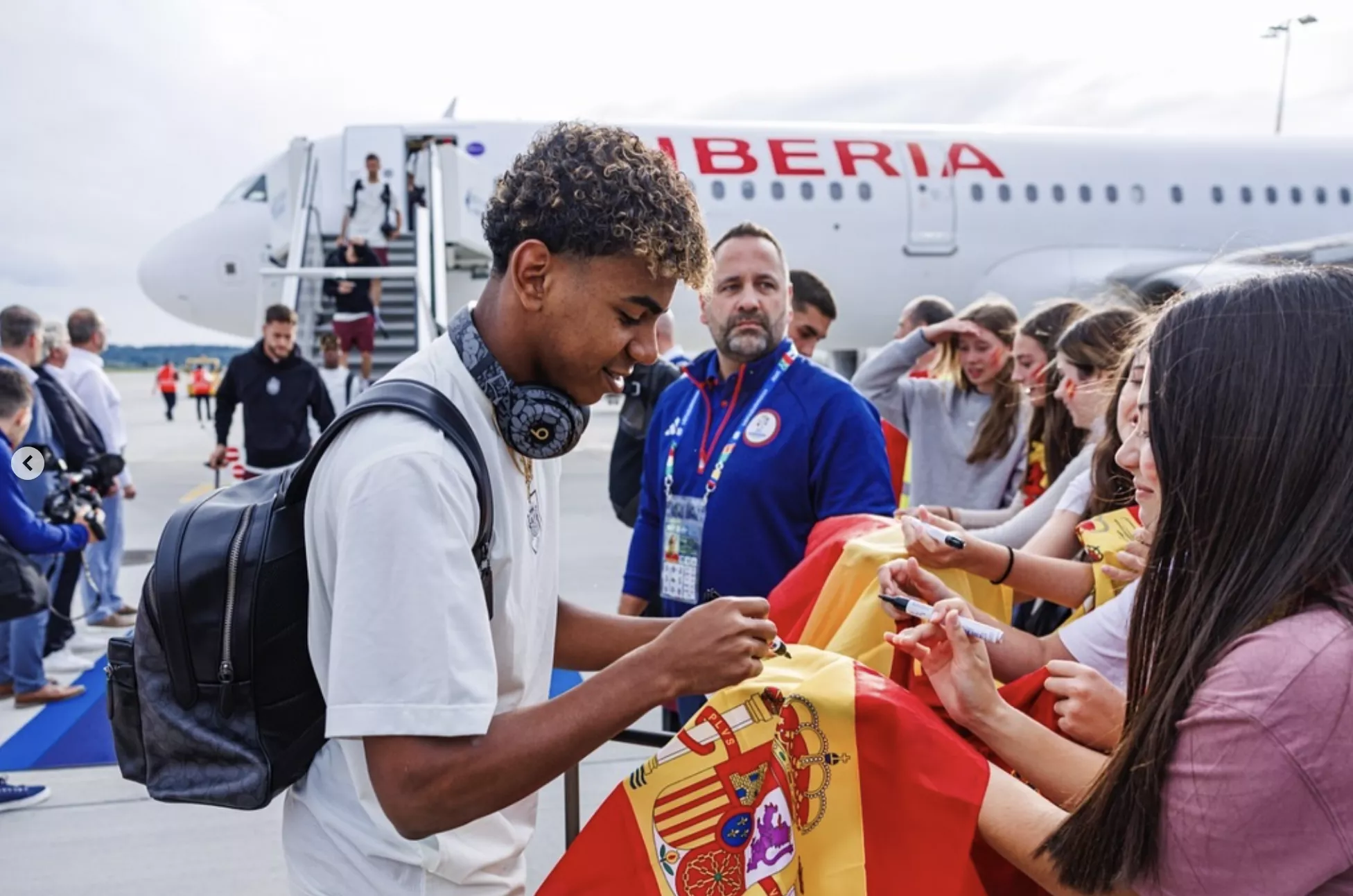 Alumnos del IES Marqués de Comares reciben a la selección española de Fútbol en Alemania. Foto: RFEF