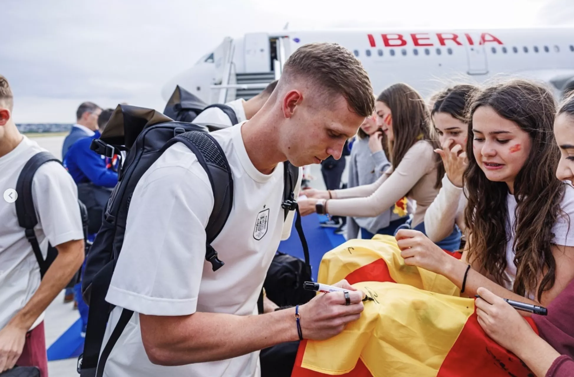 Alumnos del IES Marqués de Comares reciben a la selección española de Fútbol en Alemania. Foto: RFEF