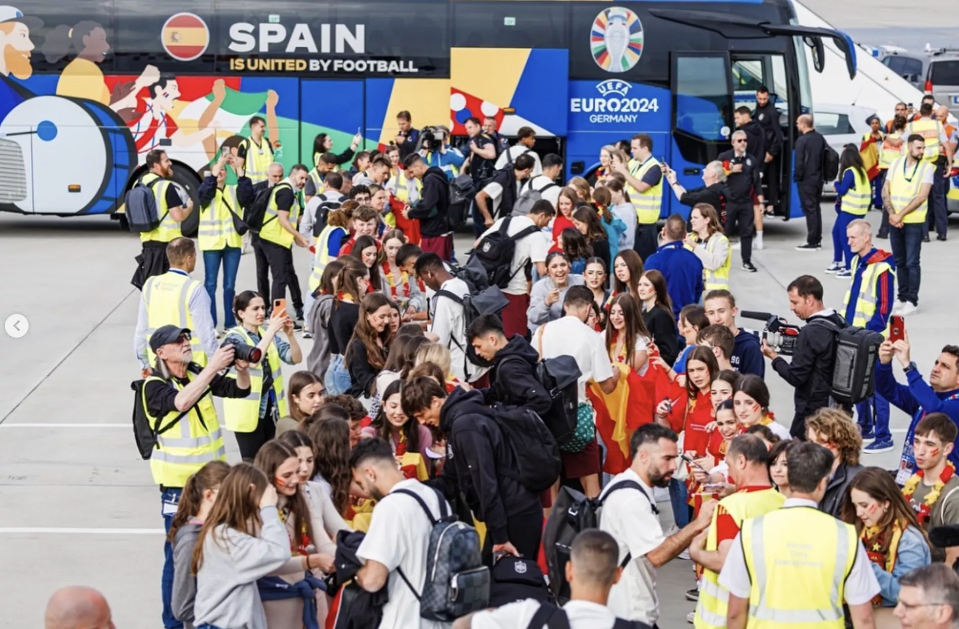 Alumnos del IES Marqués de Comares reciben a la selección española de Fútbol en Alemania. Foto: RFEF