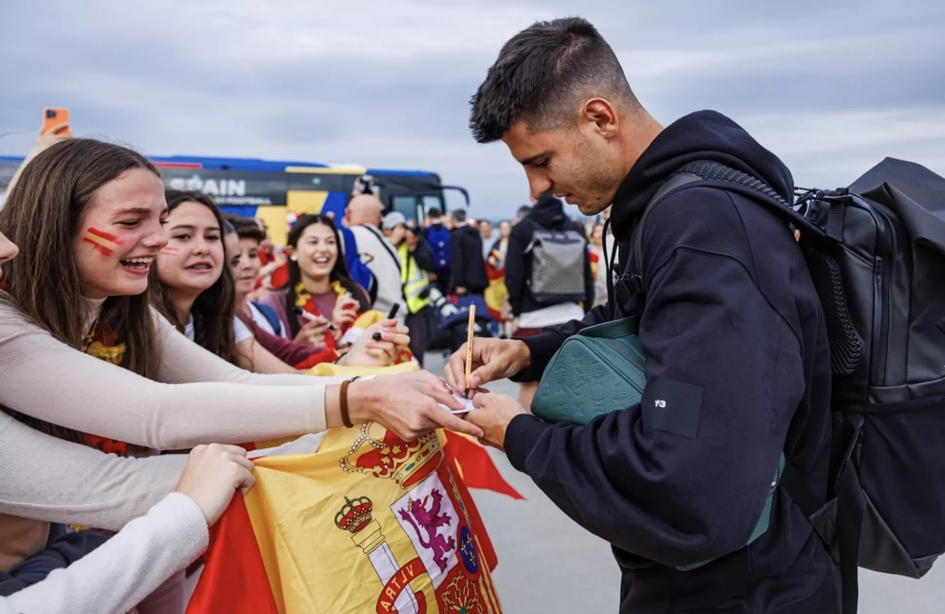 Alumnos del IES Marqués de Comares reciben a la selección española de Fútbol en Alemania. Foto: RFEF