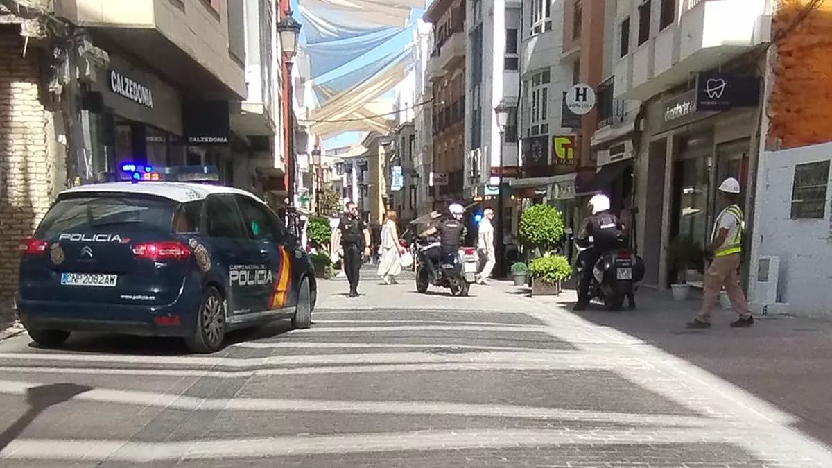 Varios efectivos policiales cerca del inmueble en el que se ha efectuado el robo, en plena calle El Peso
