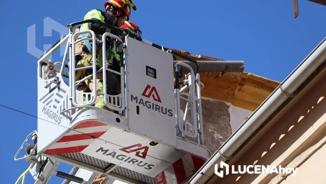 Los bomberos trabajan en el saneamiento de la cornisa