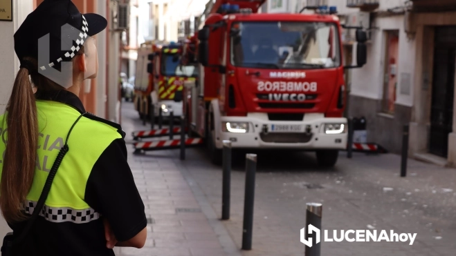 Agentes de la policía local observan el trabajo de los bomberos